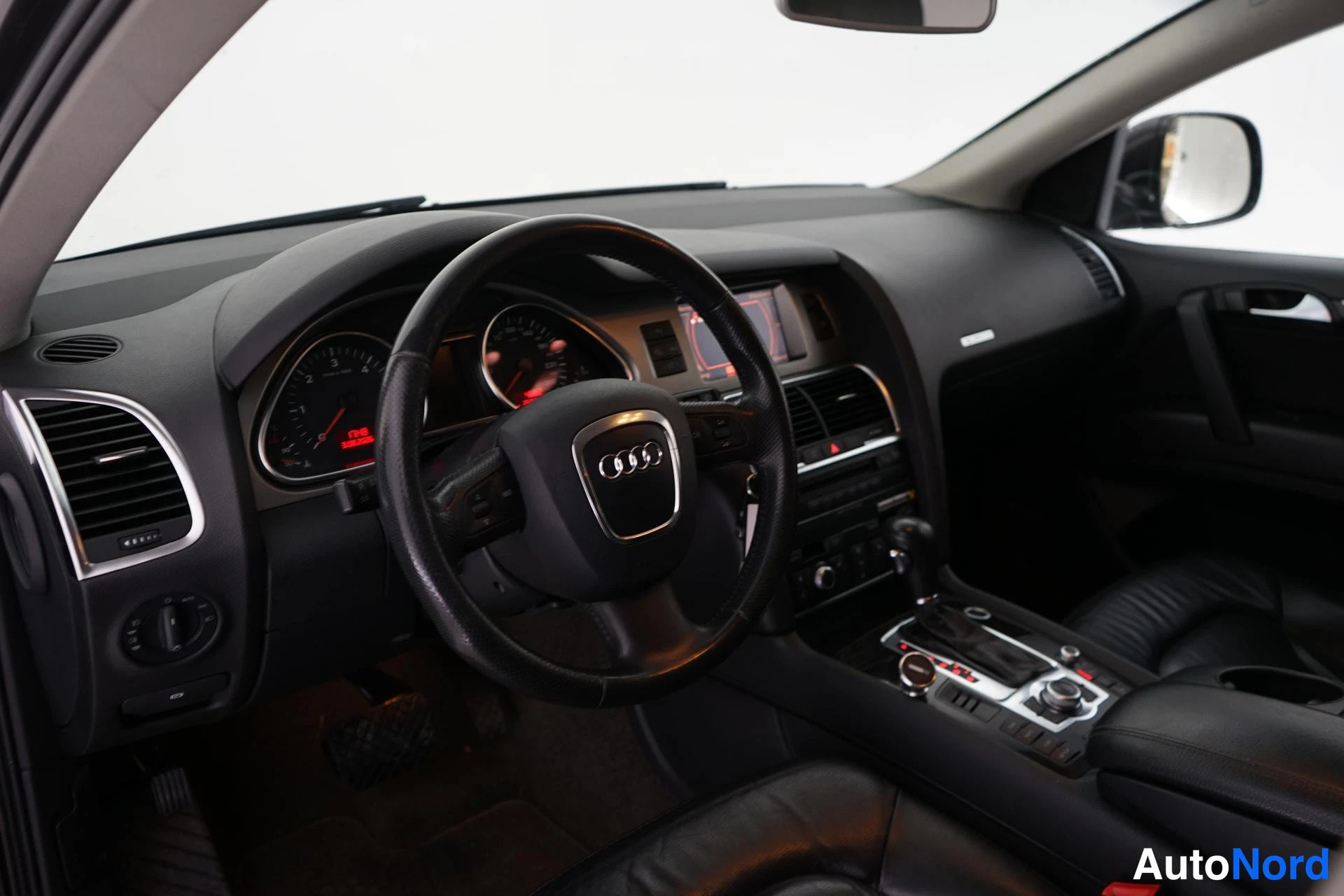 Harmaa Audi Q7 2006, ohjaamo, kuva 6