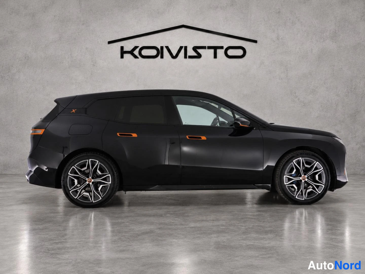 Musta BMW iX 2022, sivulta, kuva 4