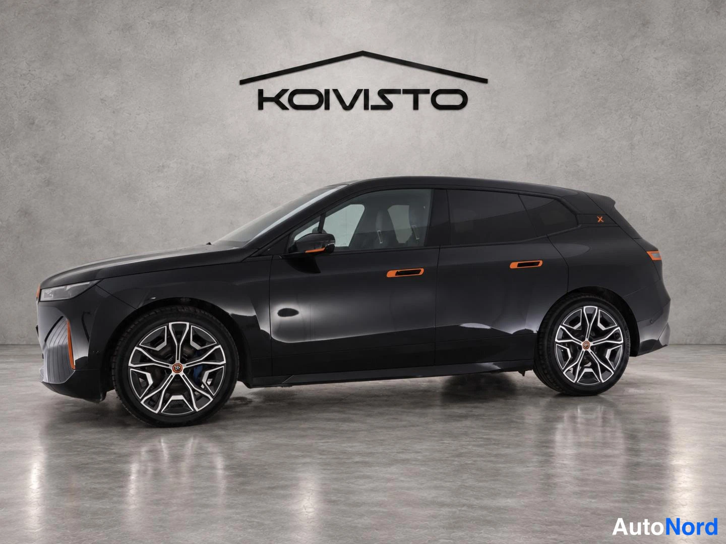 Musta BMW iX 2022, etuviisto, keula vasemmalle, kuva 2
