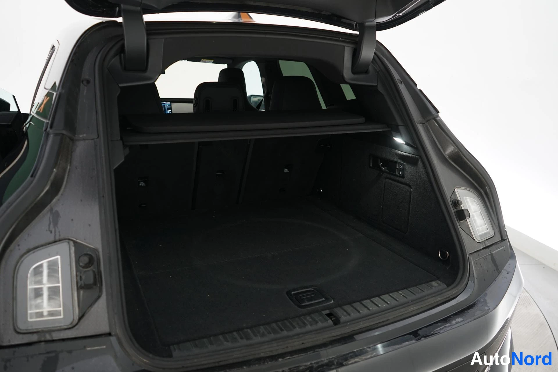 Musta BMW iX 2022, tavaratila, kuva 12