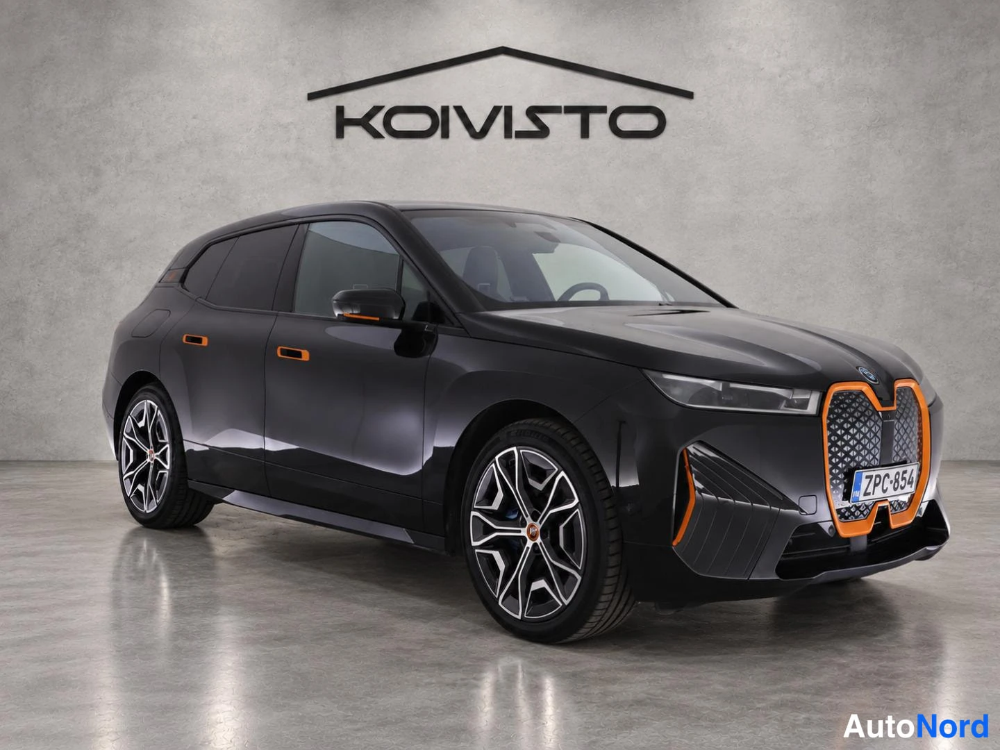Musta BMW iX 2022, etuviisto, keula oikealle, kuva 3