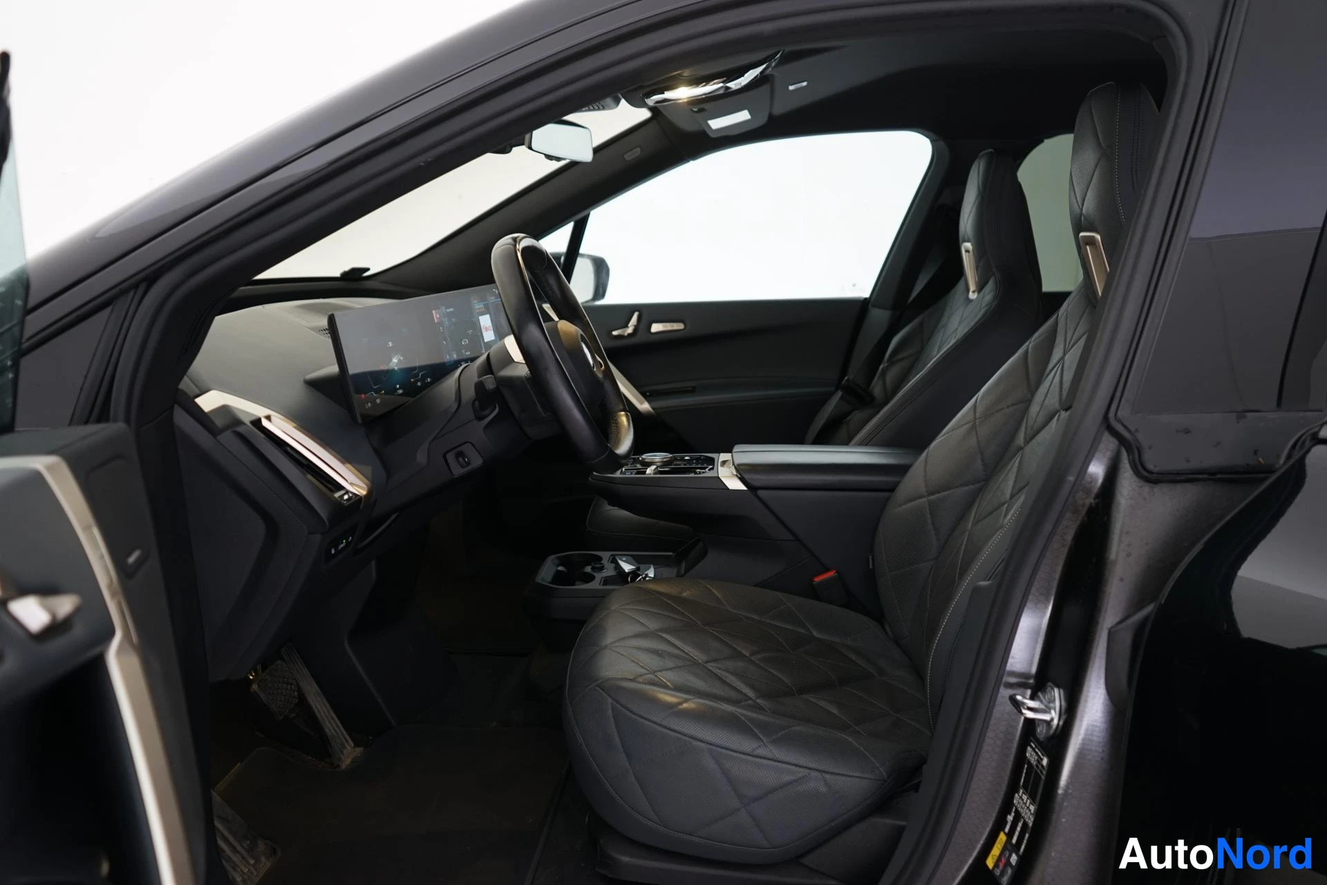 Musta BMW iX 2022, etuistuimet, kuva 9
