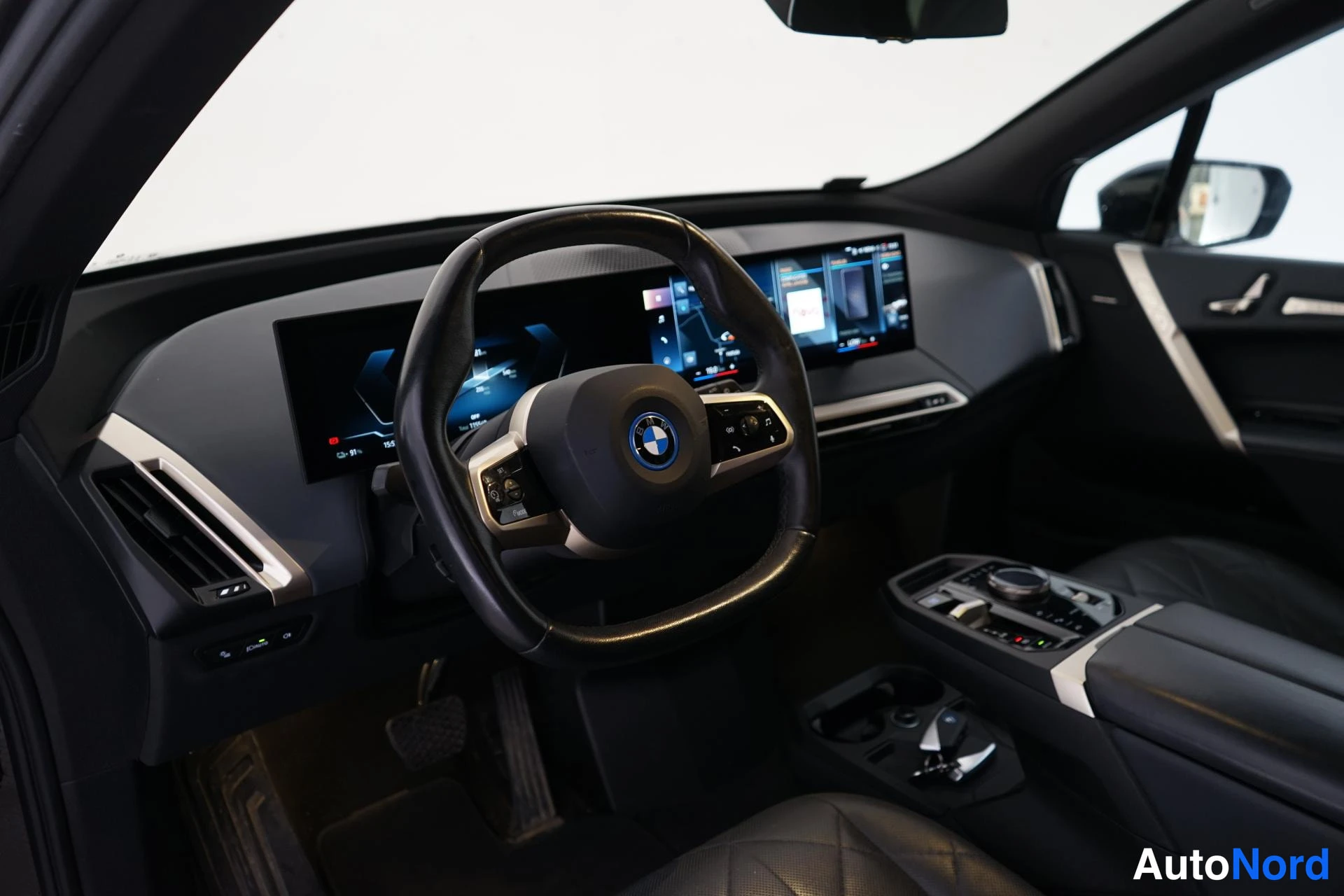 Musta BMW iX 2022, ohjaamo, kuva 7