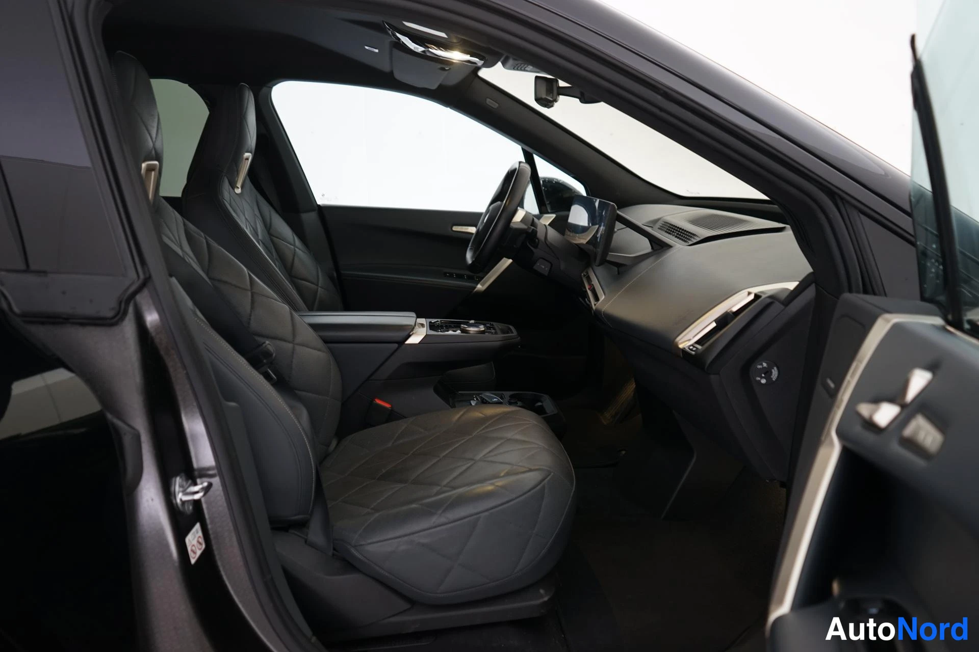 Musta BMW iX 2022, ohjaamo, kuva 8
