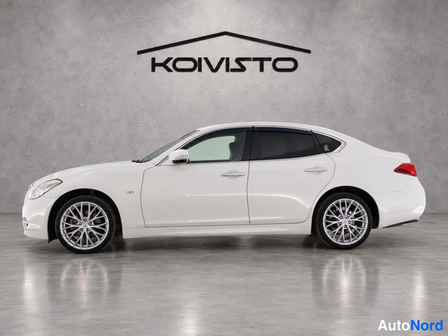 Valkoinen Nissan Fuga 2009, sivulta, kuva 3