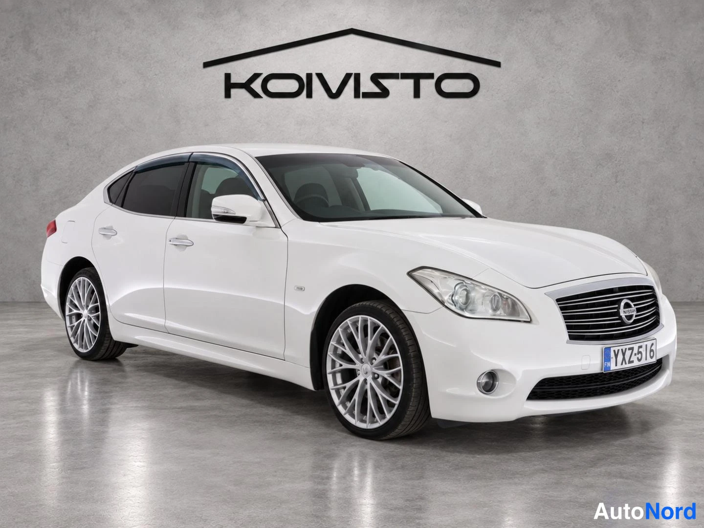 Valkoinen Nissan Fuga 2009, etuviisto, keula oikealle, kuva 2