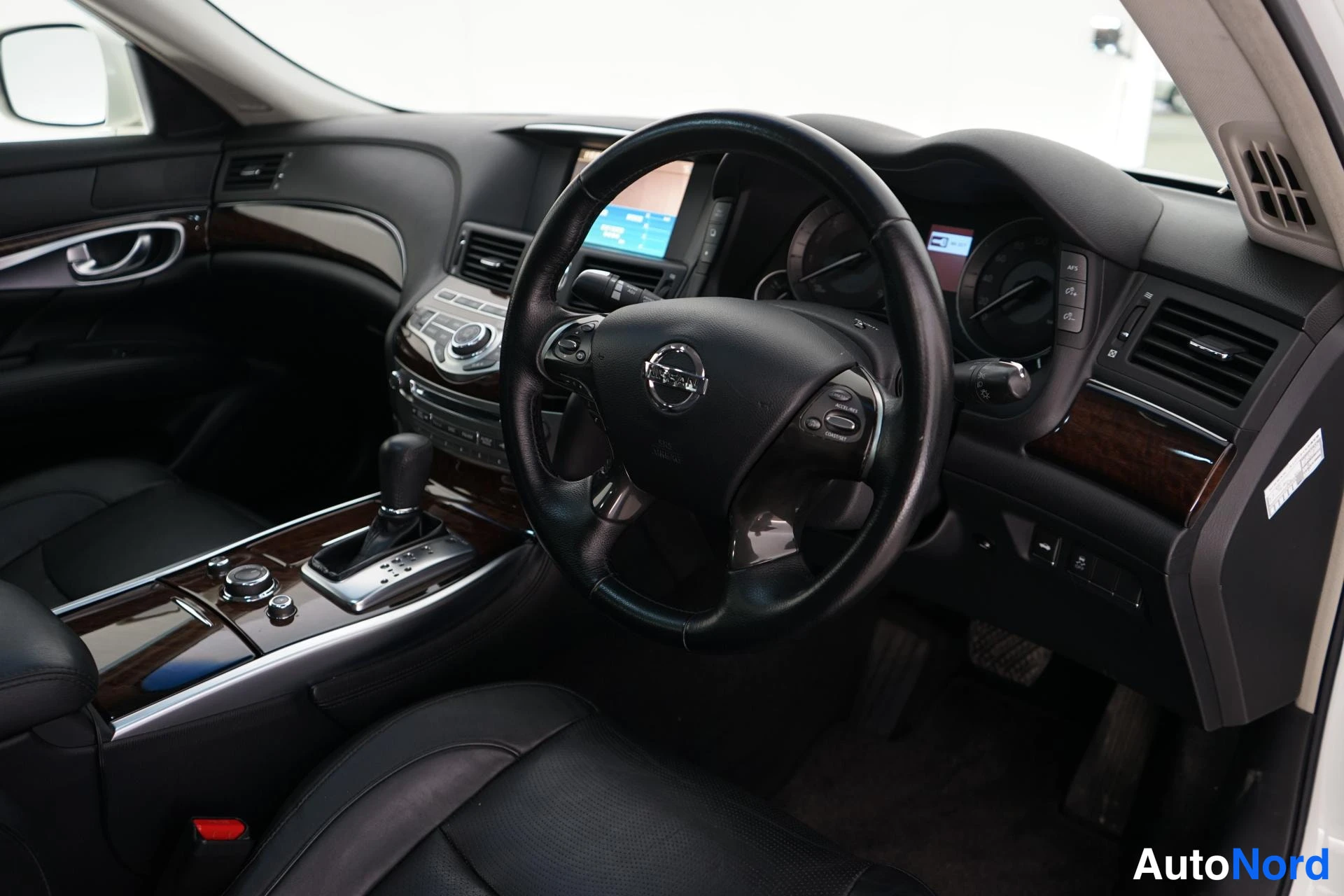 Valkoinen Nissan Fuga 2009, ohjaamo, kuva 6