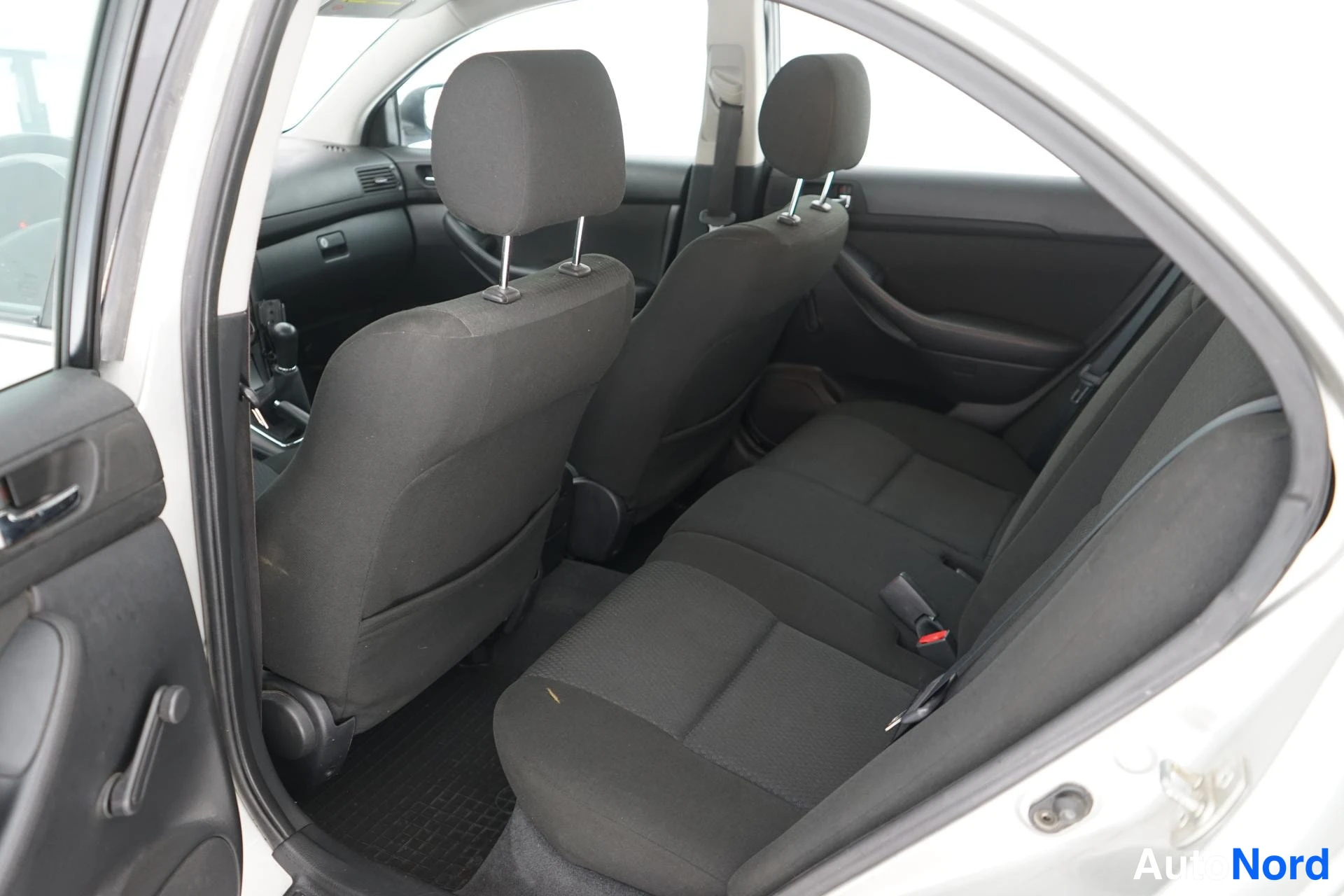 Beige Toyota Avensis 2006, takaistuimet, kuva 9