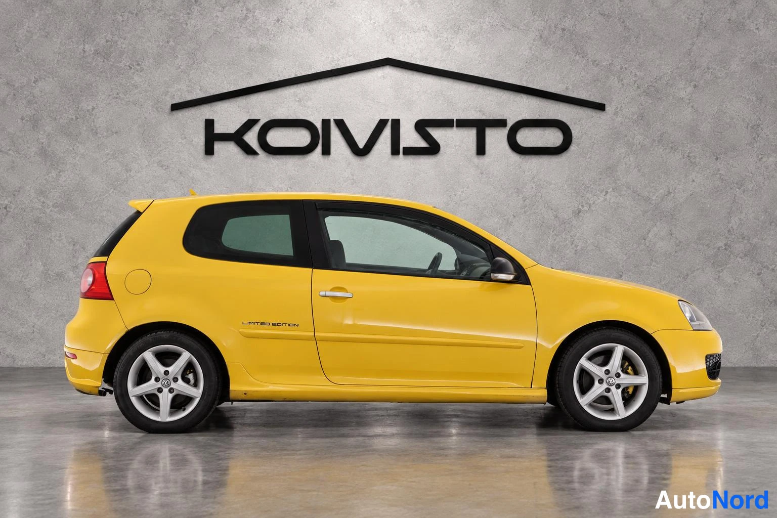 Keltainen Volkswagen Golf 2006, etuviisto, keula oikealle, kuva 4