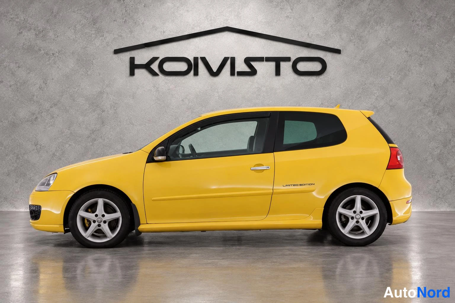 Keltainen Volkswagen Golf 2006, etuviisto, keula vasemmalle, kuva 2