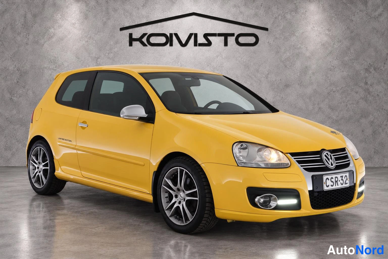 Keltainen Volkswagen Golf 2006, etuviisto, keula oikealle, kuva 3