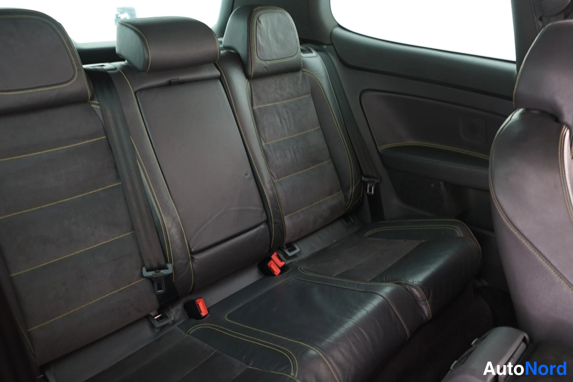 Keltainen Volkswagen Golf 2006, takaistuimet, kuva 12