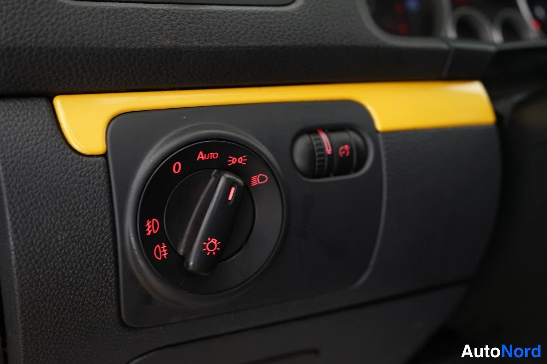 Keltainen Volkswagen Golf 2006, yksityiskohta, kuva 15