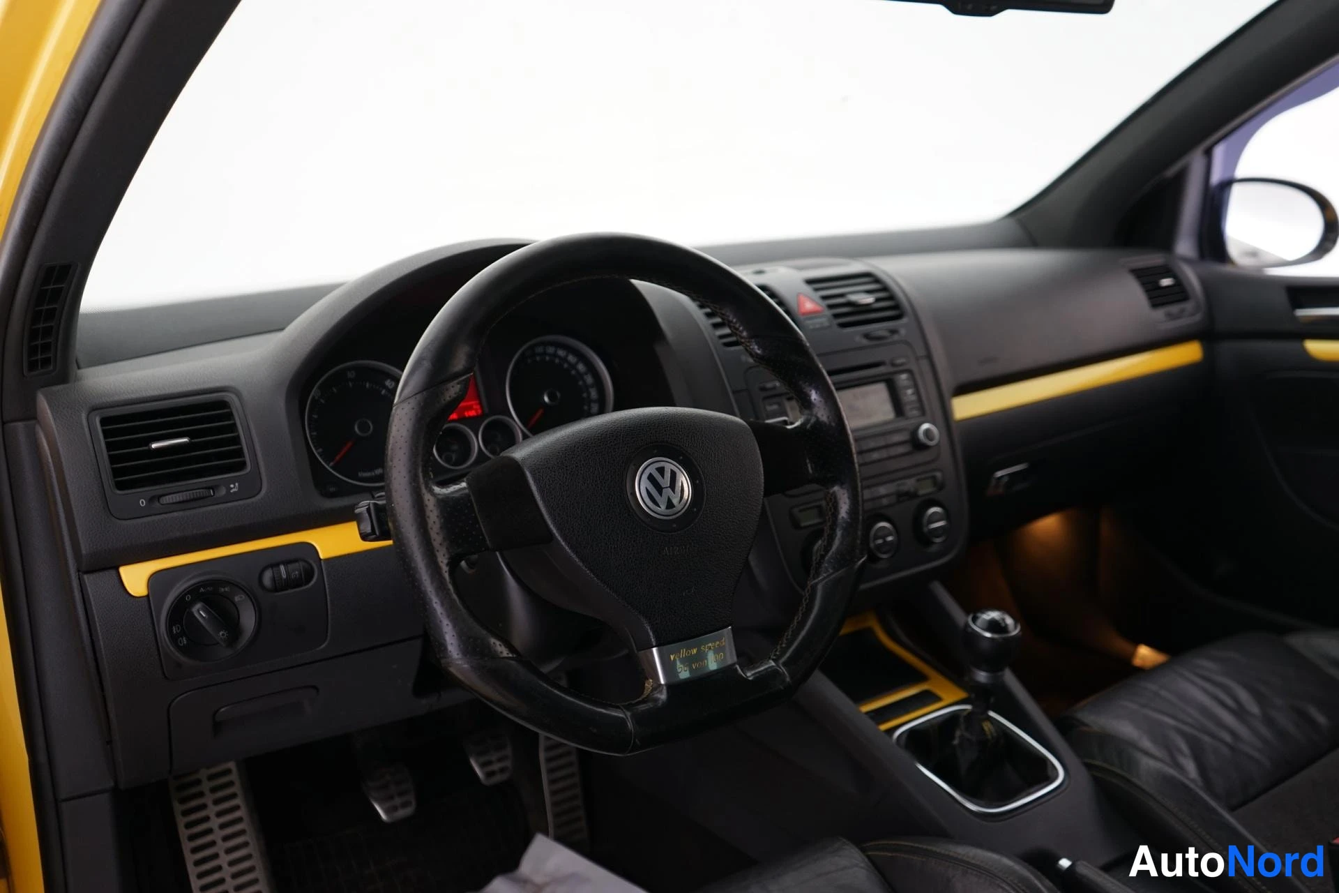 Keltainen Volkswagen Golf 2006, ohjaamo, kuva 8