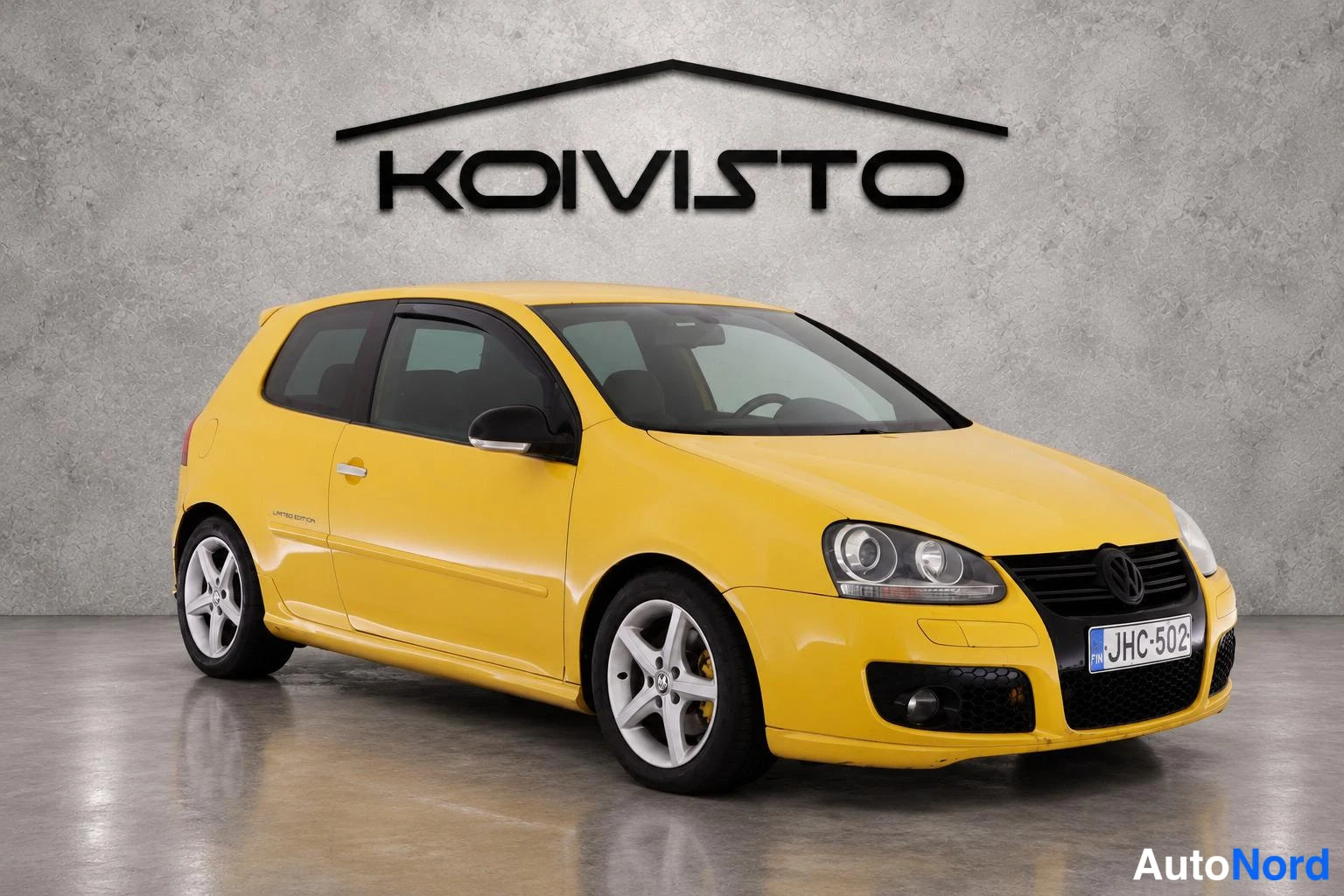 Keltainen Volkswagen Golf 2006, etuviisto, keula oikealle, kuva 5