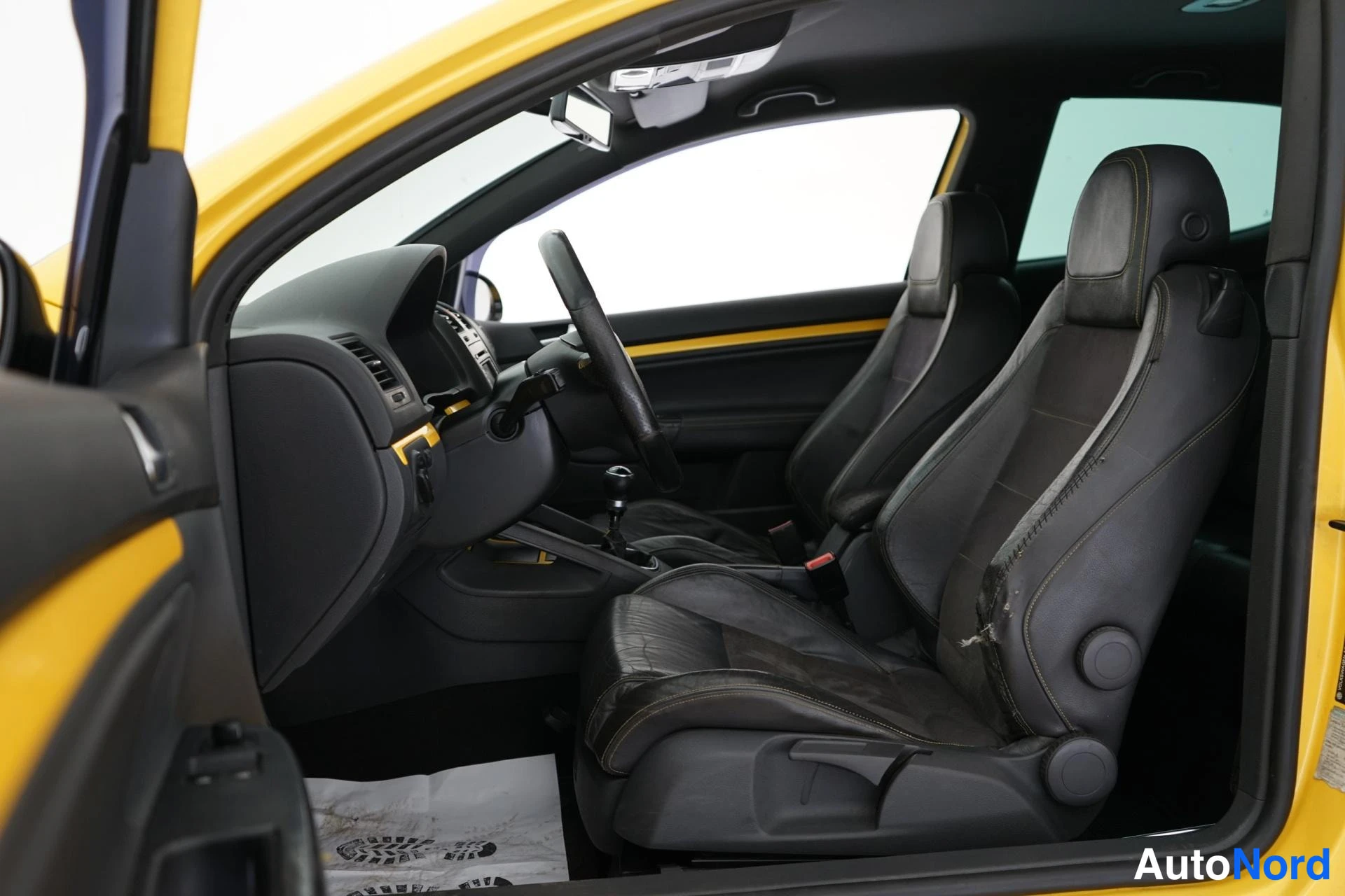 Keltainen Volkswagen Golf 2006, etuistuimet, kuva 9