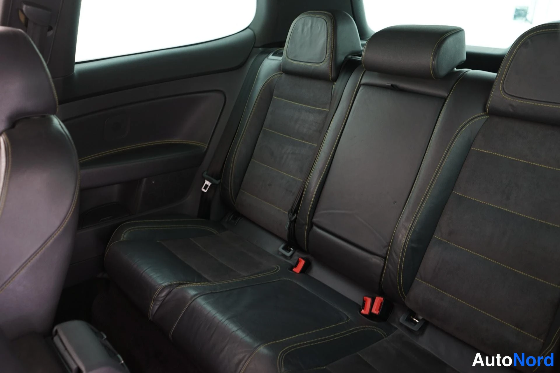 Keltainen Volkswagen Golf 2006, takaistuimet, kuva 11