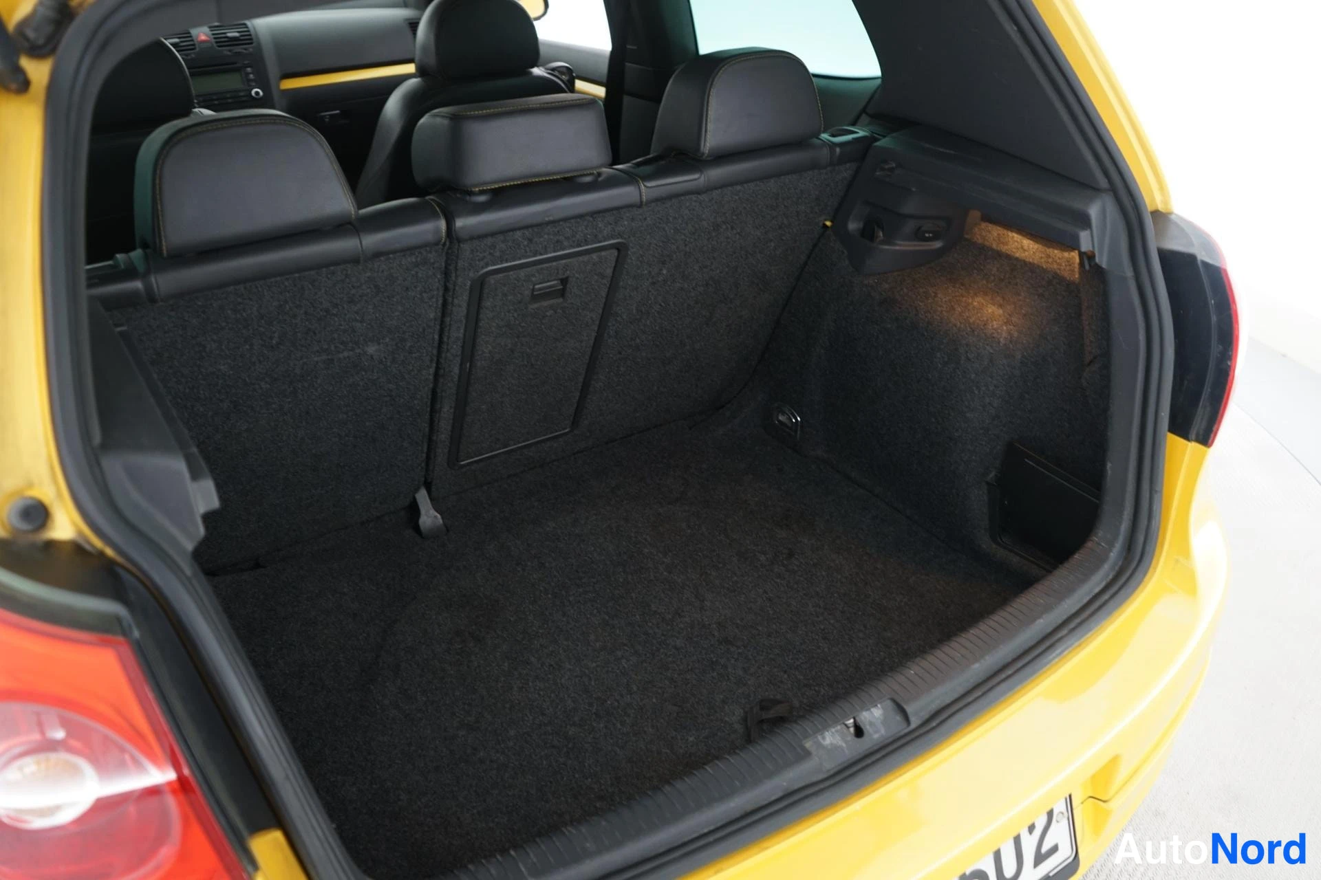 Keltainen Volkswagen Golf 2006, tavaratila, kuva 13