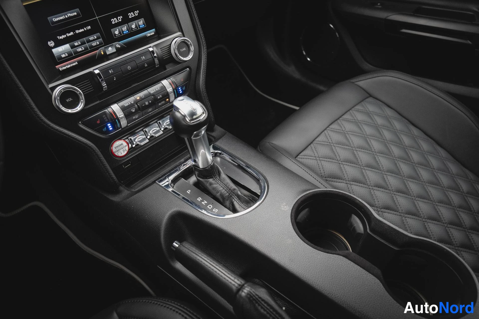 Vihreä Ford Mustang 2015, ohjaamo, kuva 7