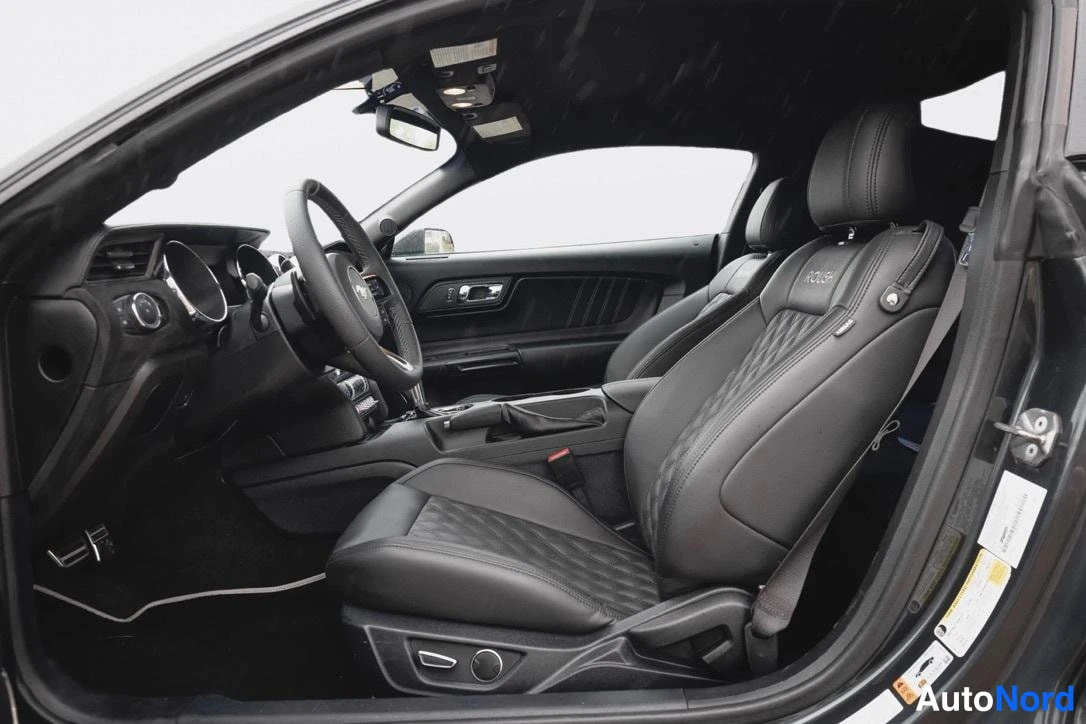 Vihreä Ford Mustang 2015, ohjaamo, kuva 4