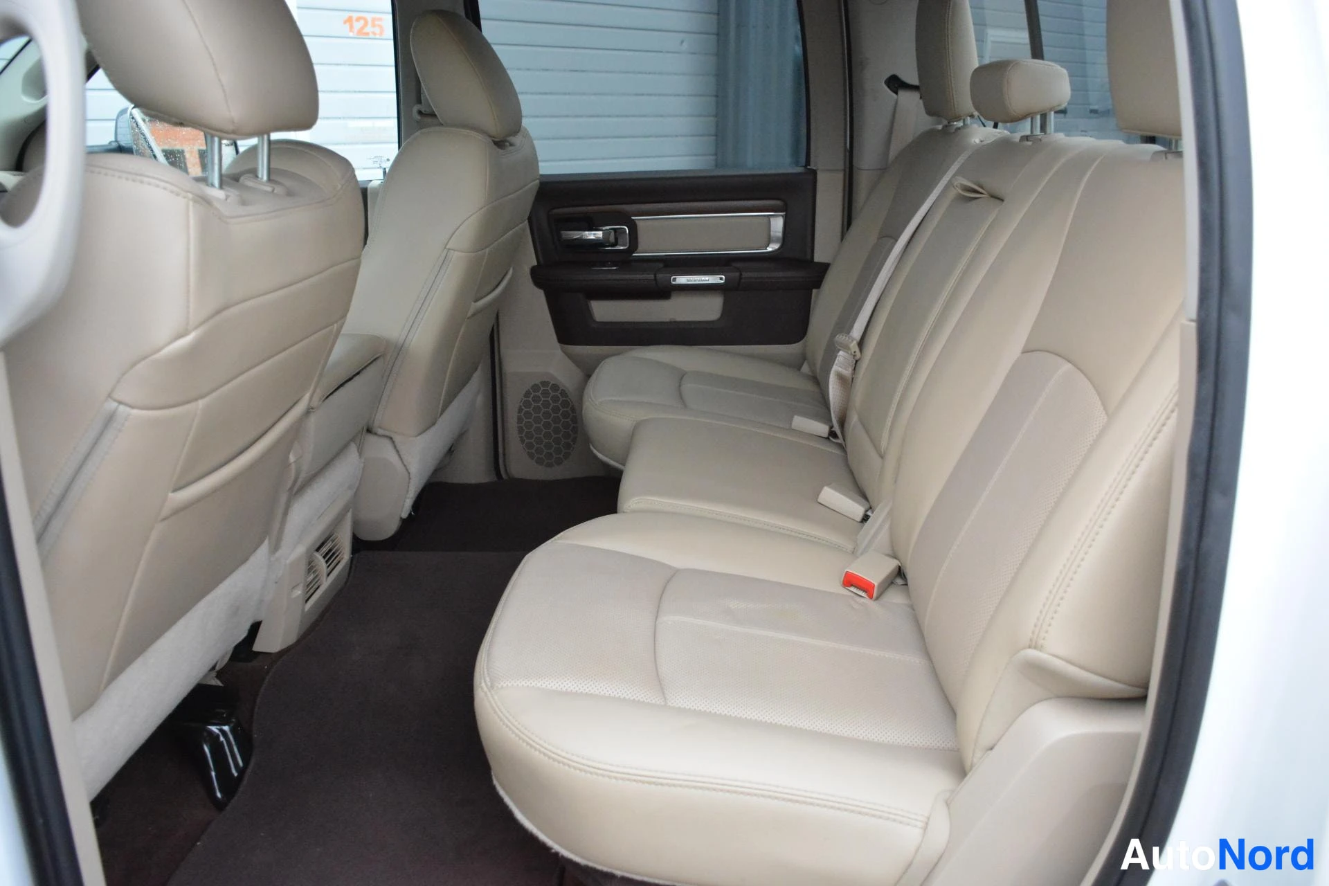 Valkoinen Dodge Ram 1500 2018, takaistuimet, kuva 13