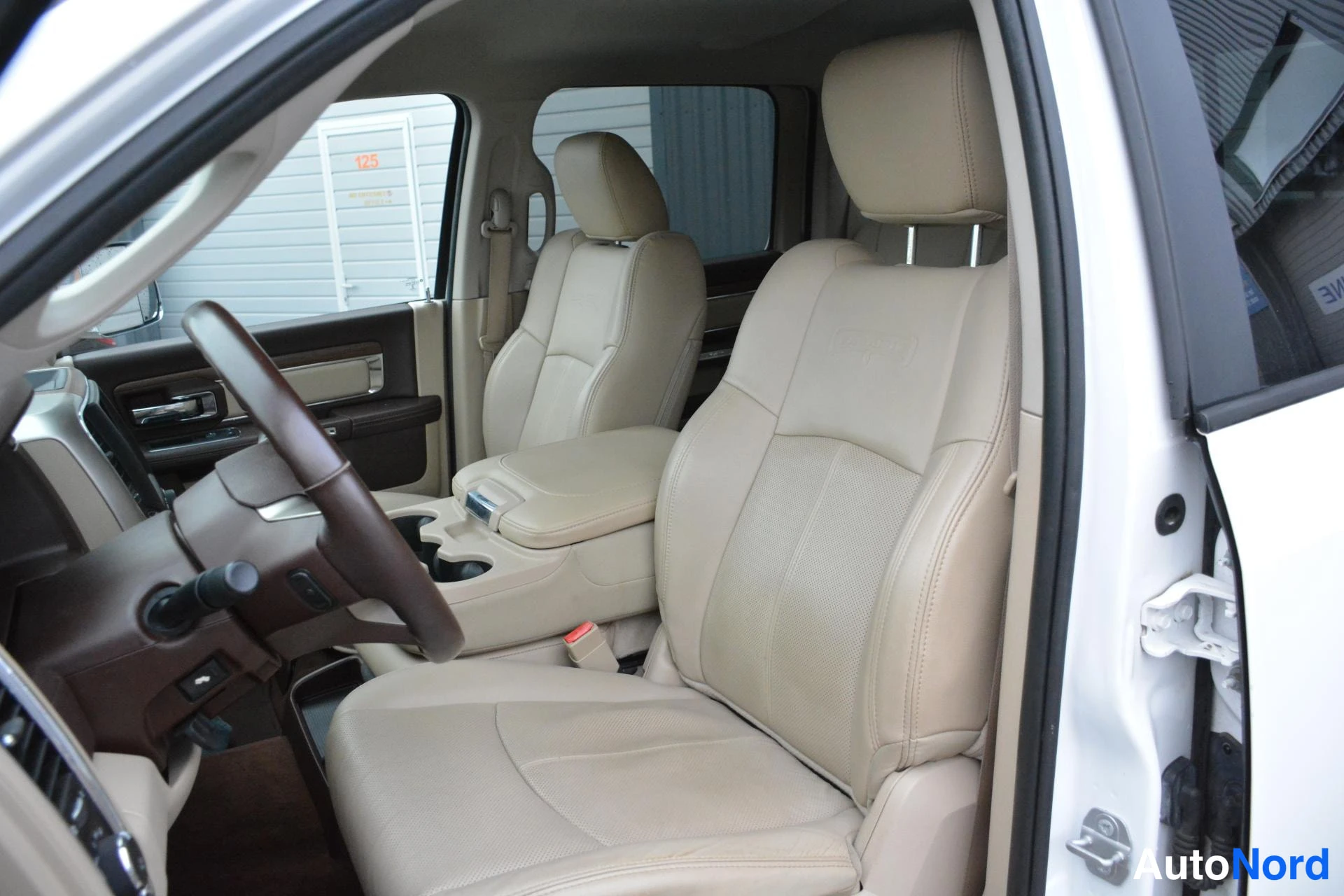 Valkoinen Dodge Ram 1500 2018, etuistuimet, kuva 11