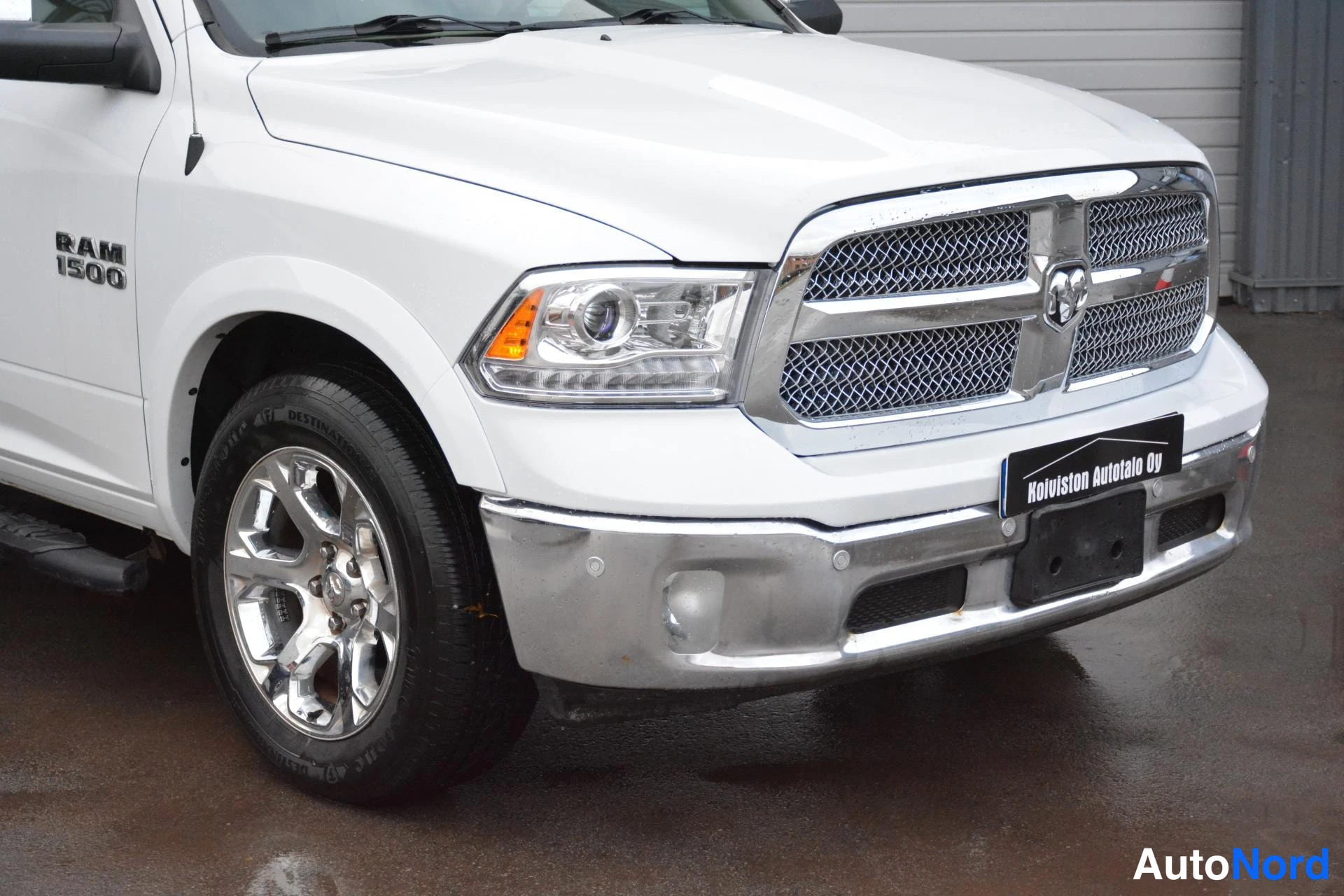 Valkoinen Dodge Ram 1500 2018, etuviisto, keula oikealle, kuva 3
