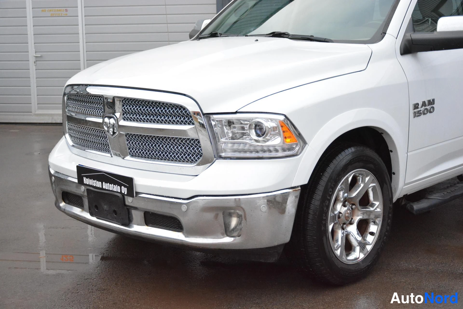 Valkoinen Dodge Ram 1500 2018, etuviisto, keula vasemmalle, kuva 2
