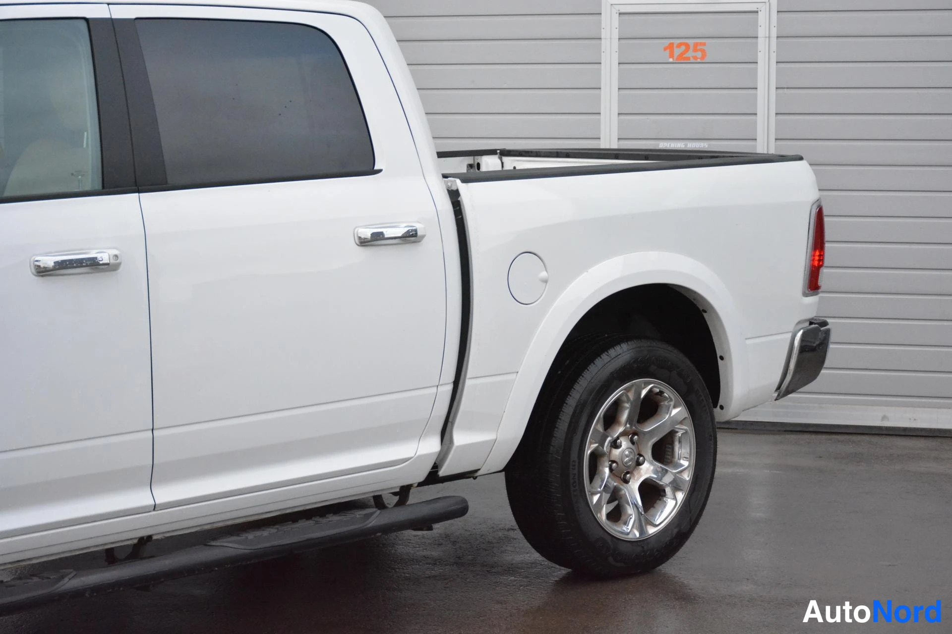 Valkoinen Dodge Ram 1500 2018, sivulta, kuva 6