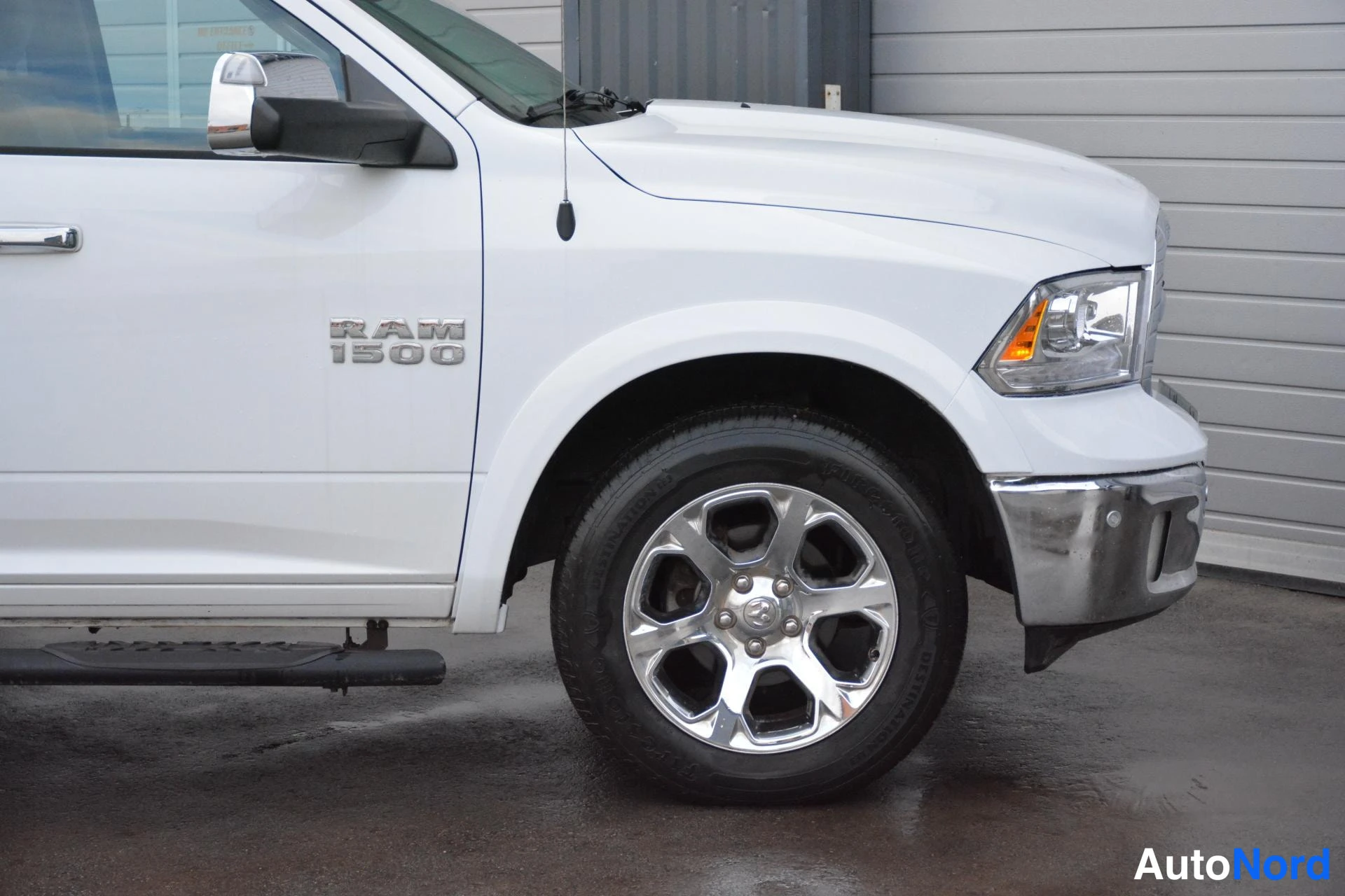 Valkoinen Dodge Ram 1500 2018, etuviisto, keula oikealle, kuva 4