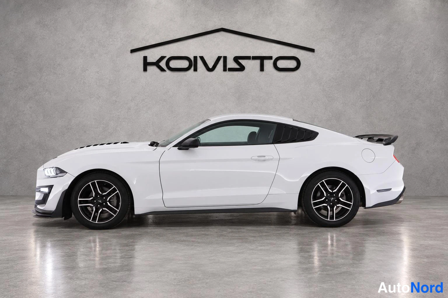 Valkoinen Ford Mustang 2019, etuviisto, keula vasemmalle, kuva 2