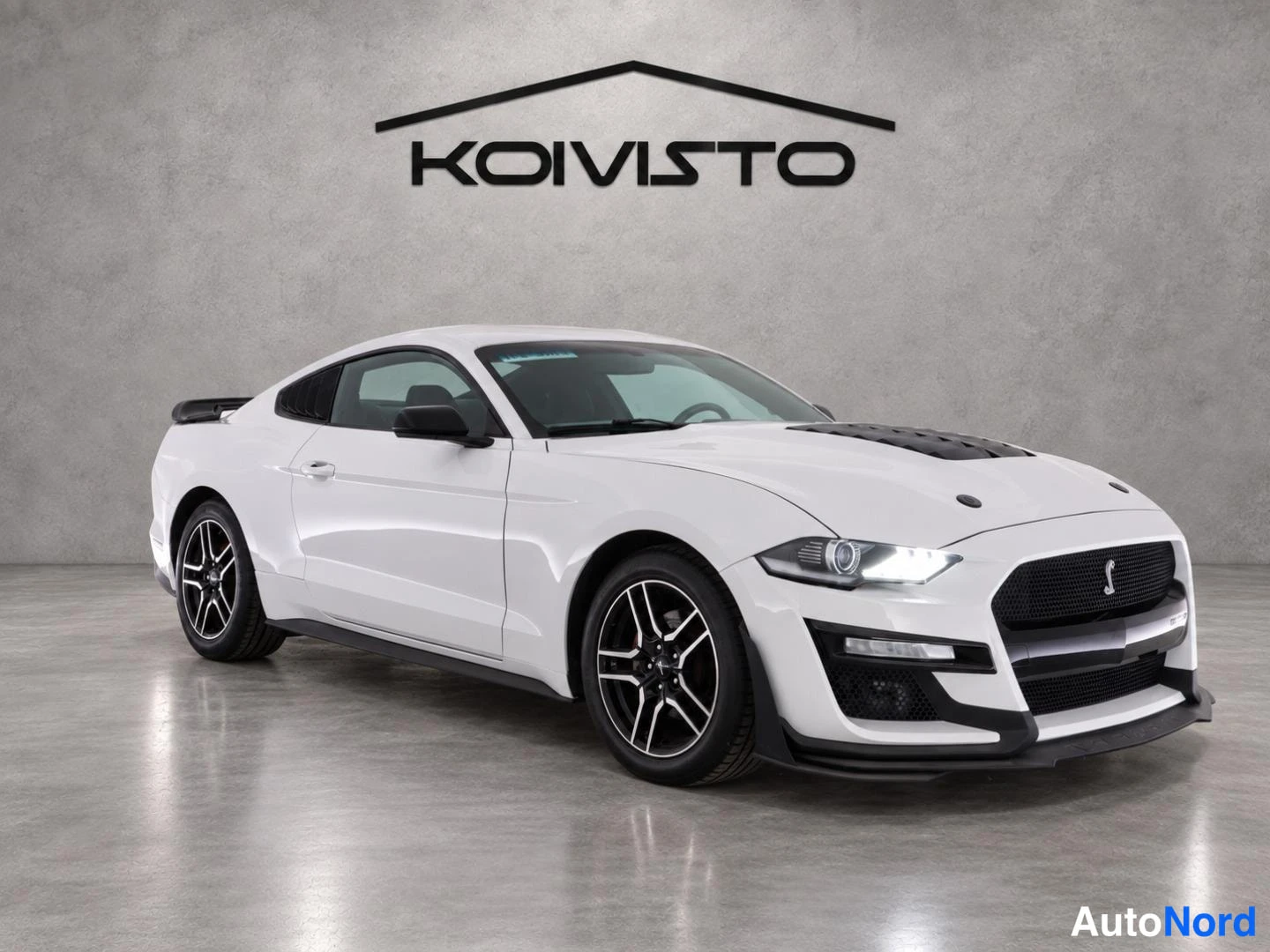 Valkoinen Ford Mustang 2019, etuviisto, keula oikealle, kuva 3