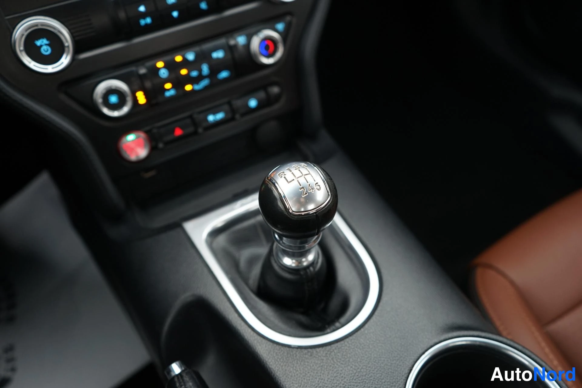 Valkoinen Ford Mustang 2019, yksityiskohta, kuva 11