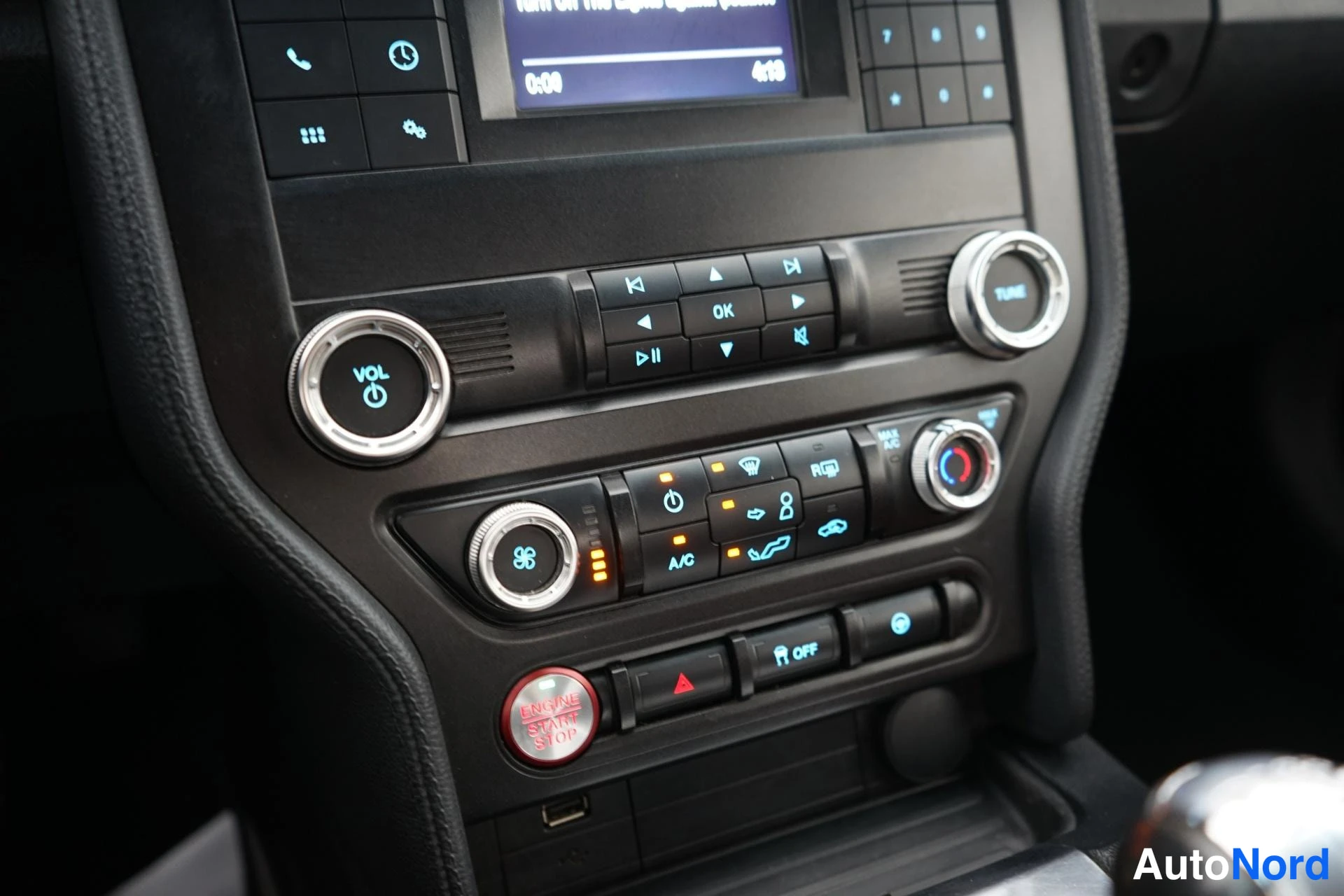 Valkoinen Ford Mustang 2019, yksityiskohta, kuva 20