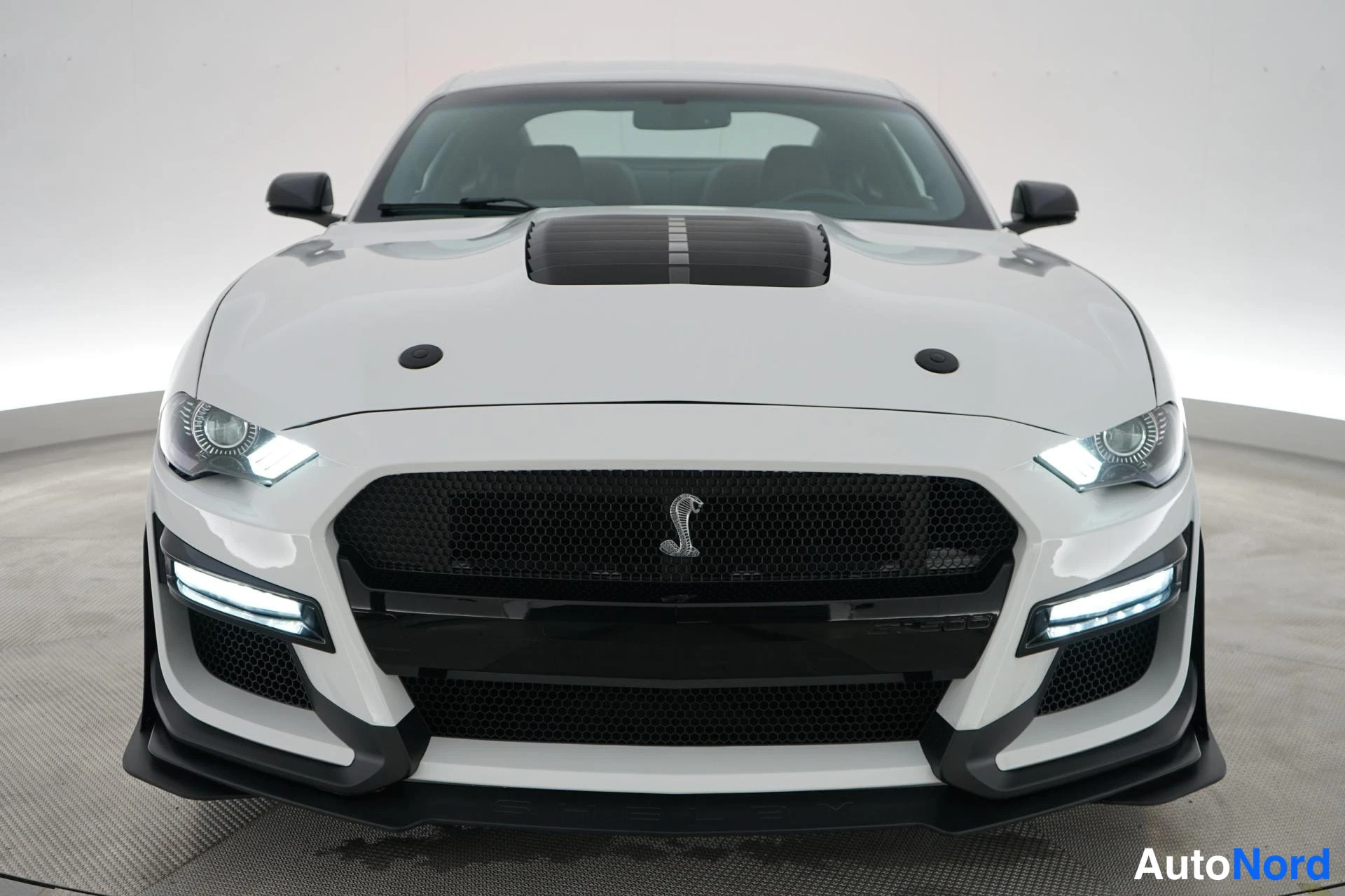 Valkoinen Ford Mustang 2019, edestä, kuva 4