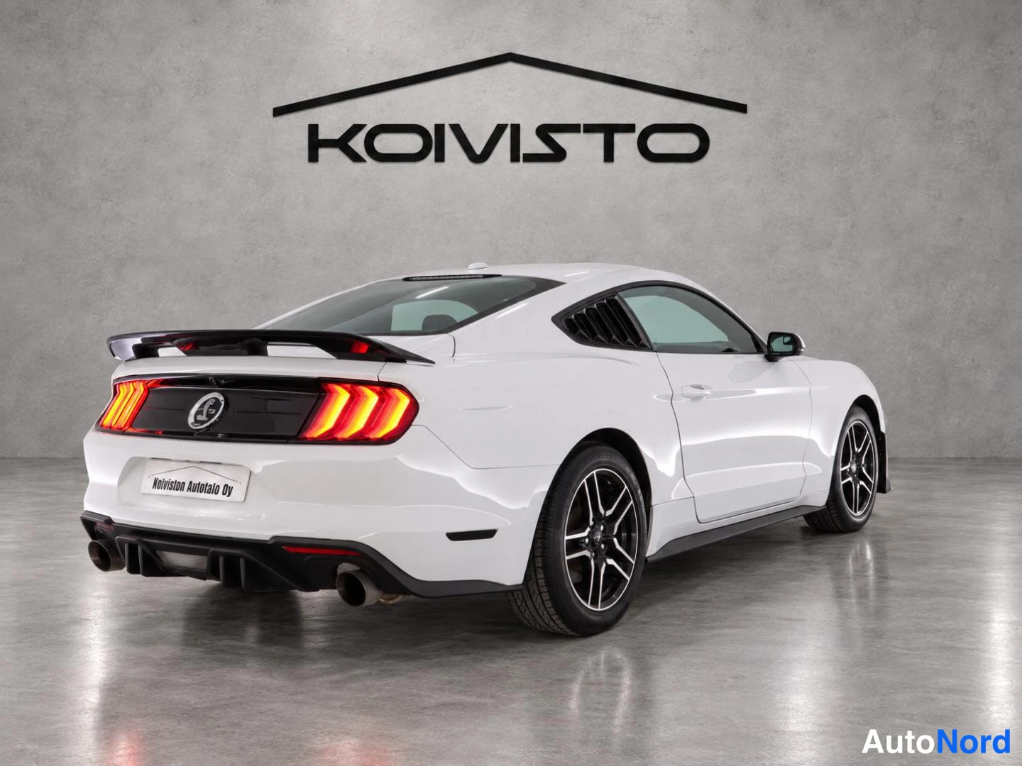 Valkoinen Ford Mustang 2019, takaviisto, kuva 5