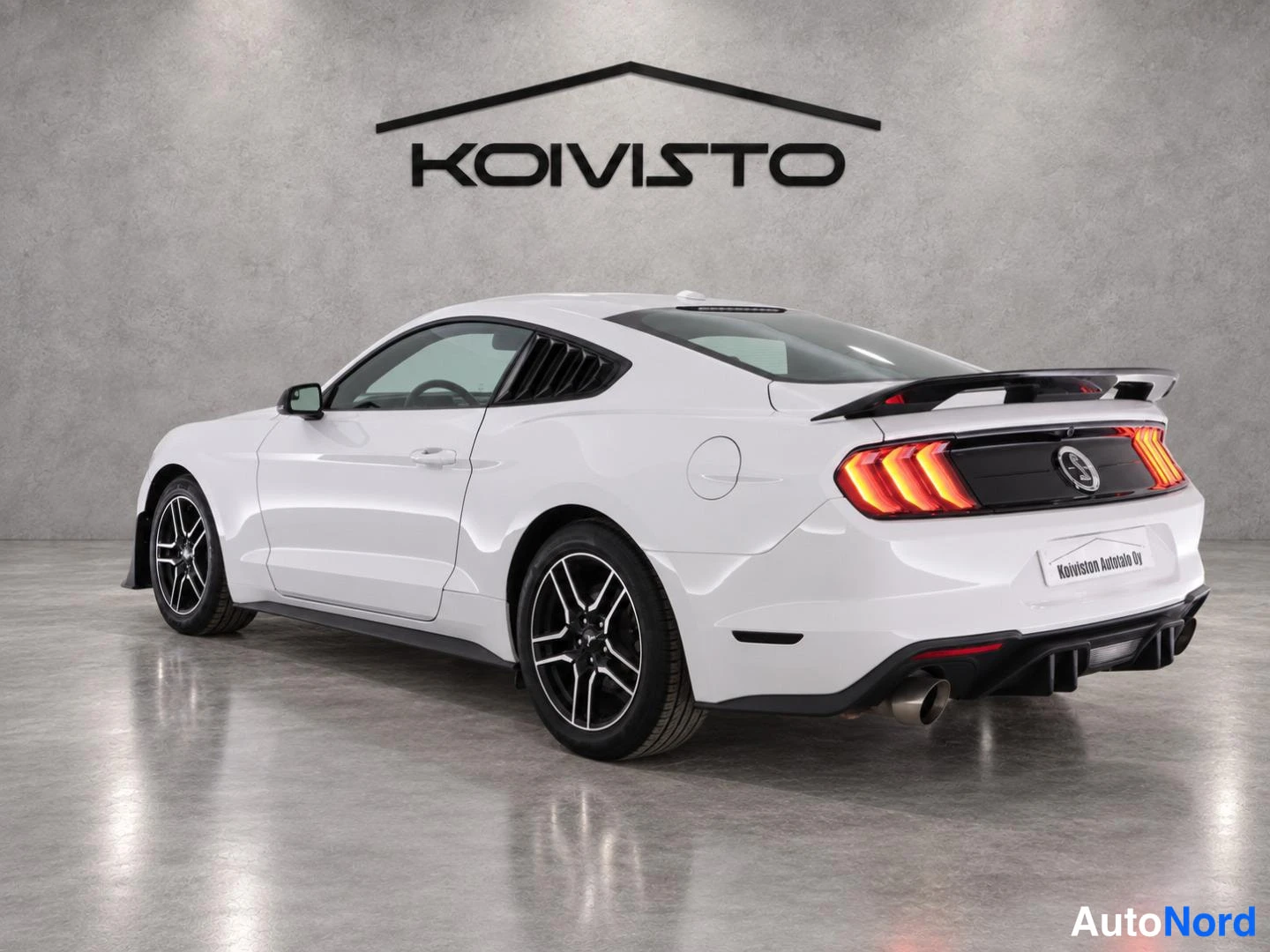 Valkoinen Ford Mustang 2019, takaviisto, kuva 6