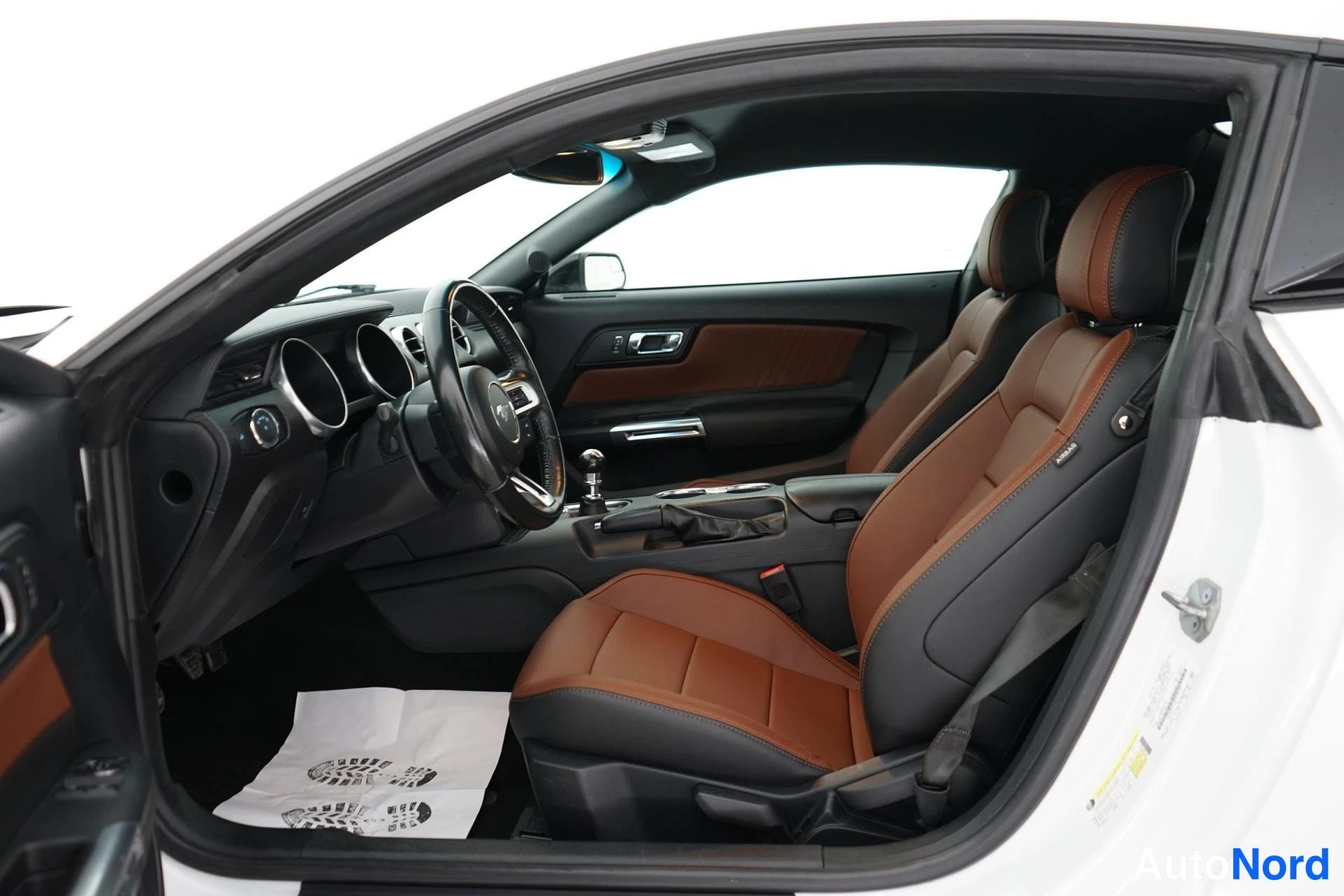 Valkoinen Ford Mustang 2019, ohjaamo, kuva 7