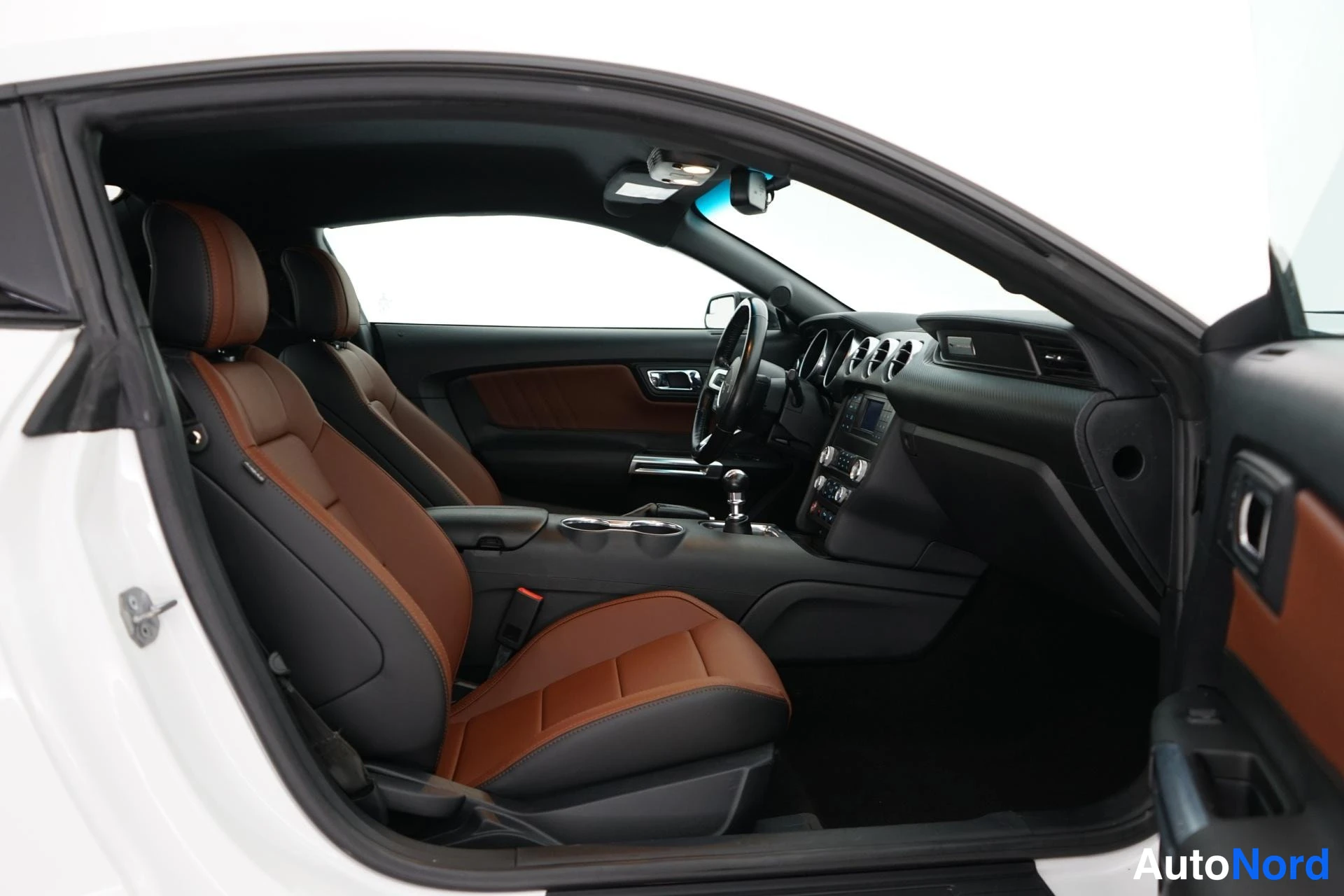 Valkoinen Ford Mustang 2019, ohjaamo, kuva 8