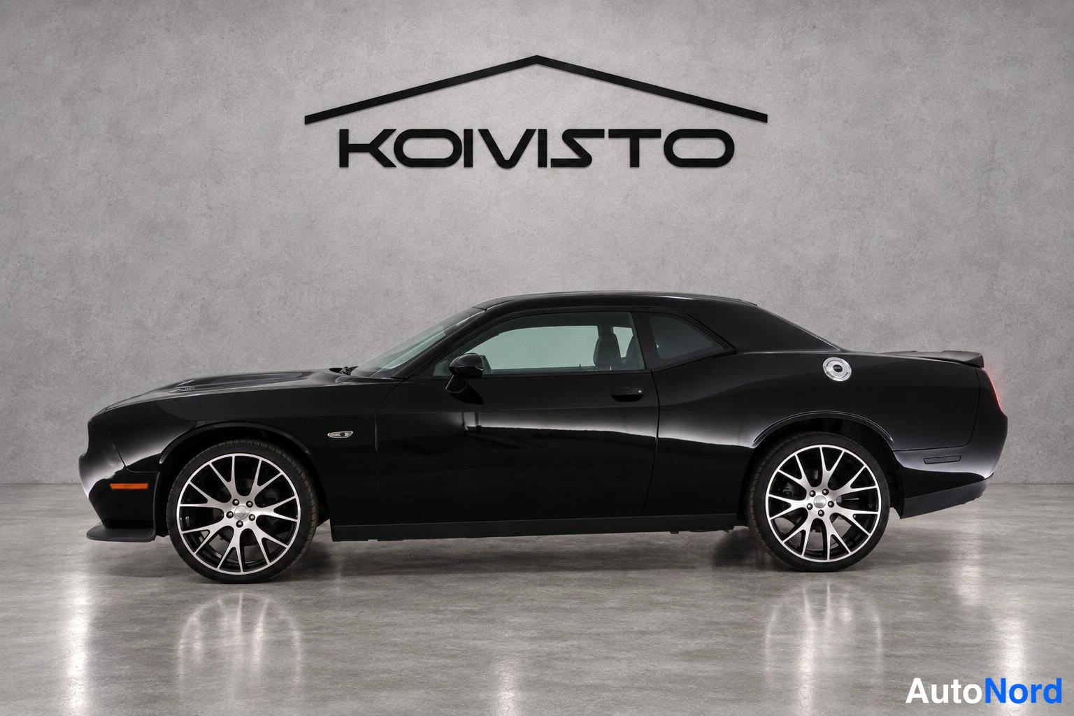 Musta Dodge Challenger 2018, sivulta, kuva 6