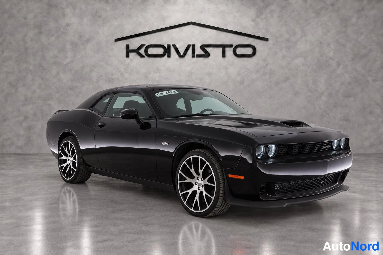 Musta Dodge Challenger 2018, etuviisto, keula oikealle, kuva 2