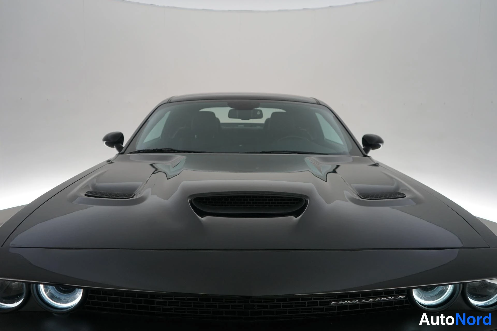 Musta Dodge Challenger 2018, edestä, kuva 3