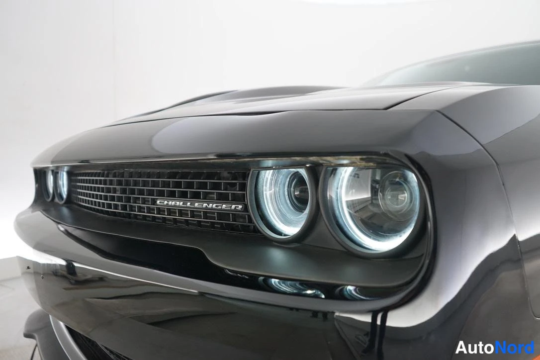 Musta Dodge Challenger 2018, edestä, kuva 4