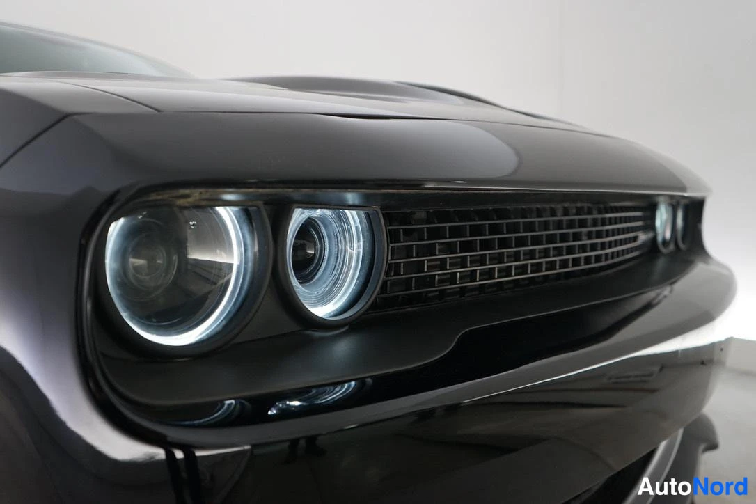 Musta Dodge Challenger 2018, edestä, kuva 5