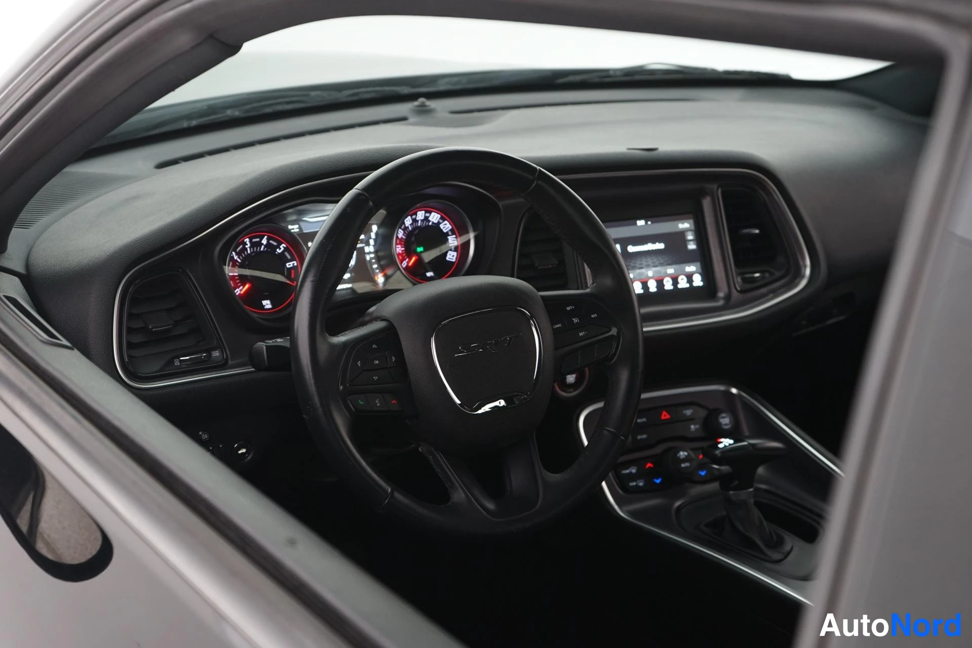 Musta Dodge Challenger 2018, ohjaamo, kuva 9