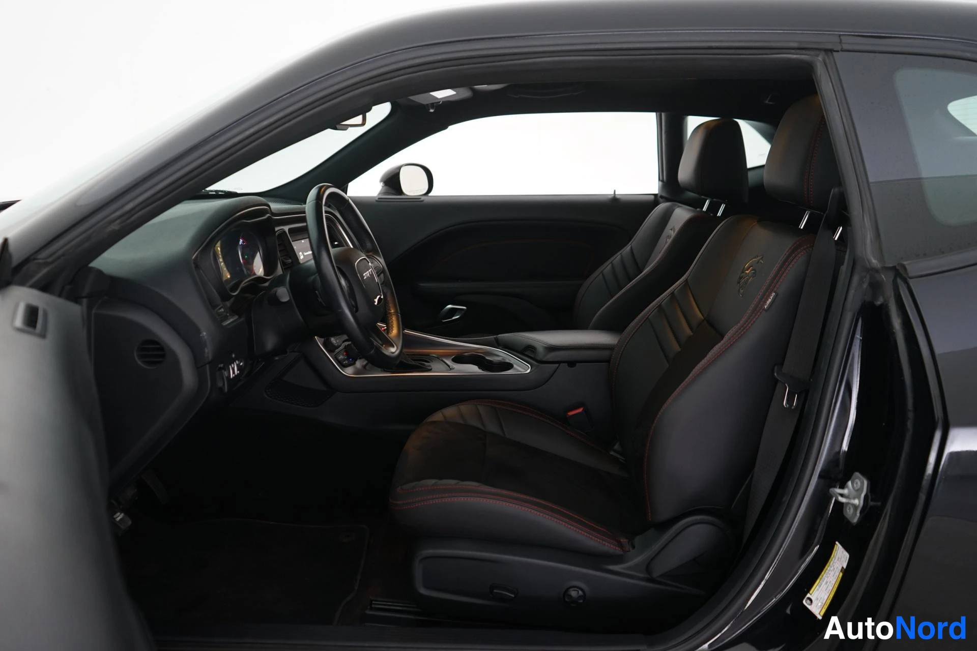 Musta Dodge Challenger 2018, etuistuimet, kuva 11