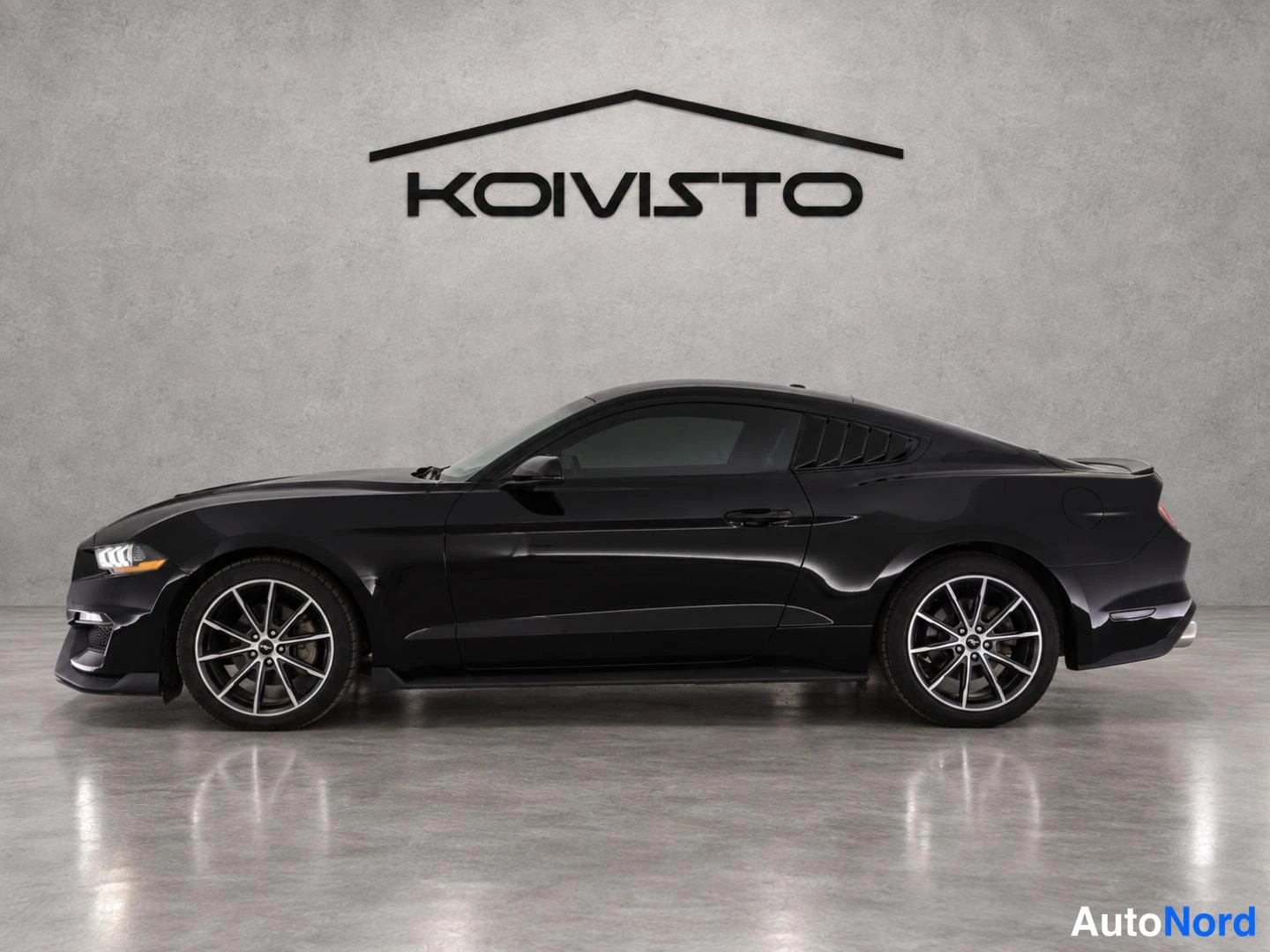 Musta Ford Mustang 2019, etuviisto, keula vasemmalle, kuva 2