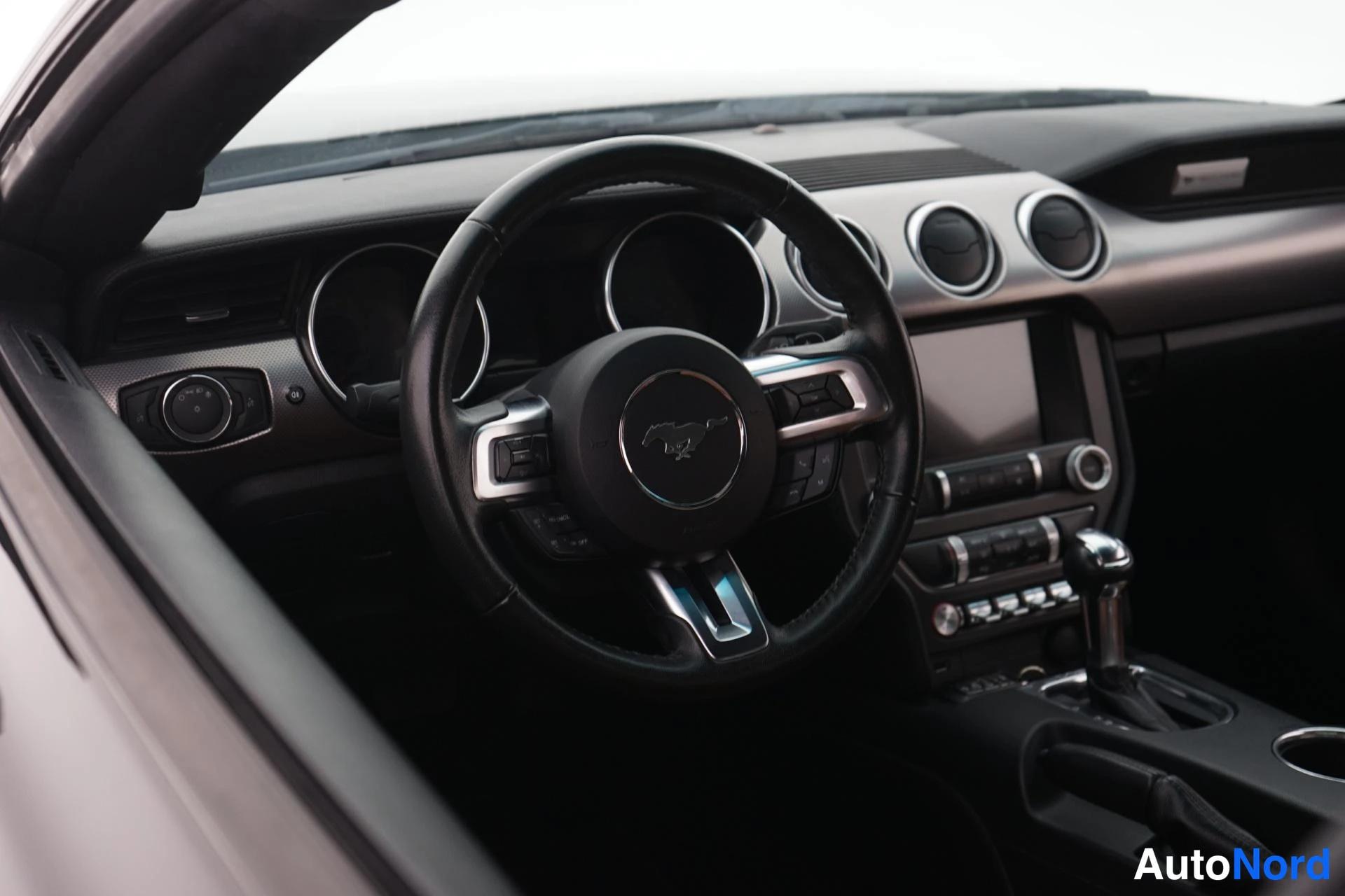 Musta Ford Mustang 2019, ohjaamo, kuva 6
