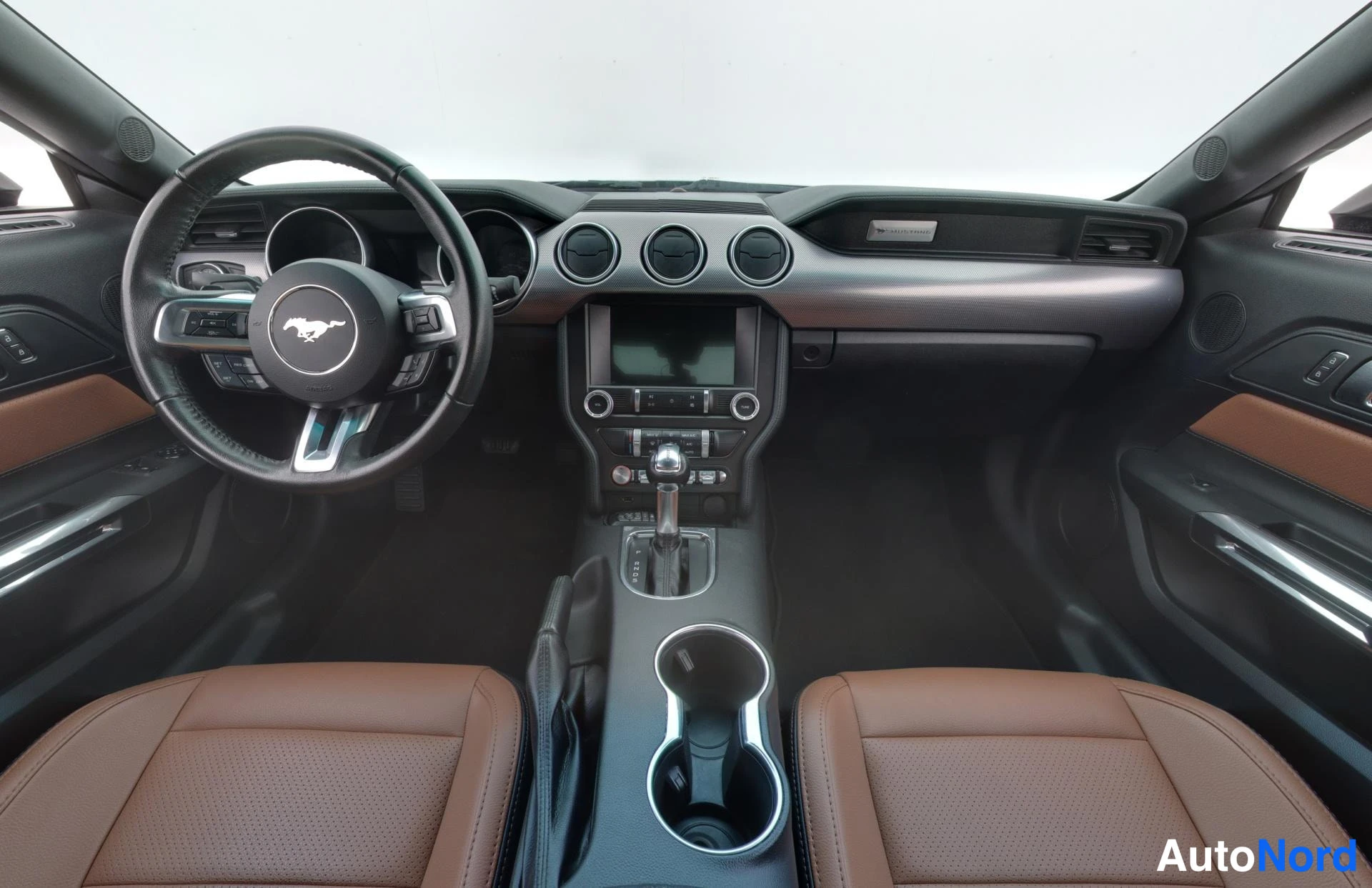 Musta Ford Mustang 2019, ohjaamo, kuva 7