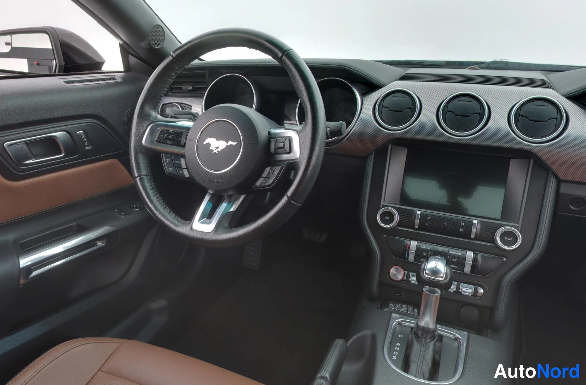 Musta Ford Mustang 2019, ohjaamo, kuva 8